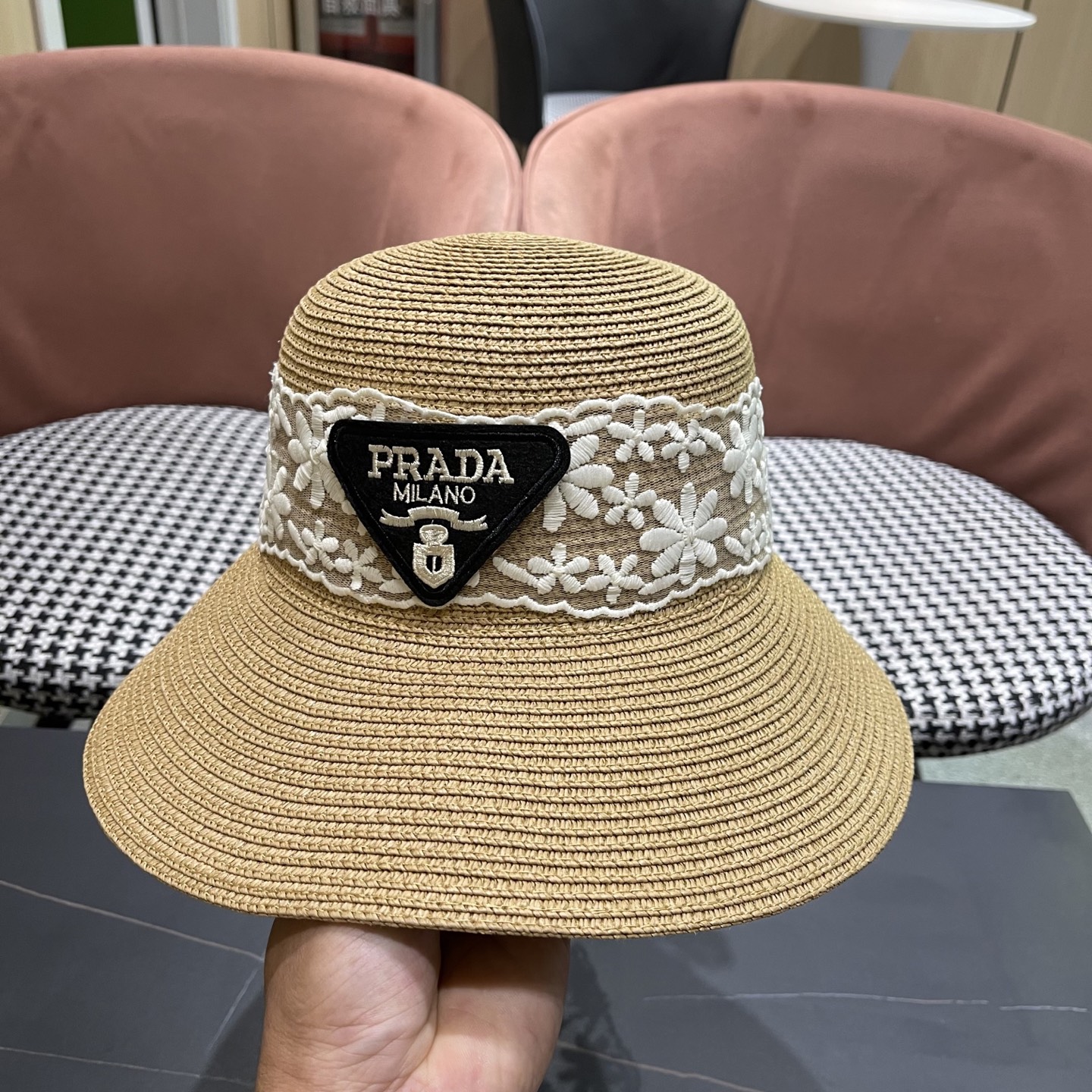  Prada普拉达2025夏休闲大檐草帽女百搭遮阳度假粗草沙滩帽防晒太阳帽