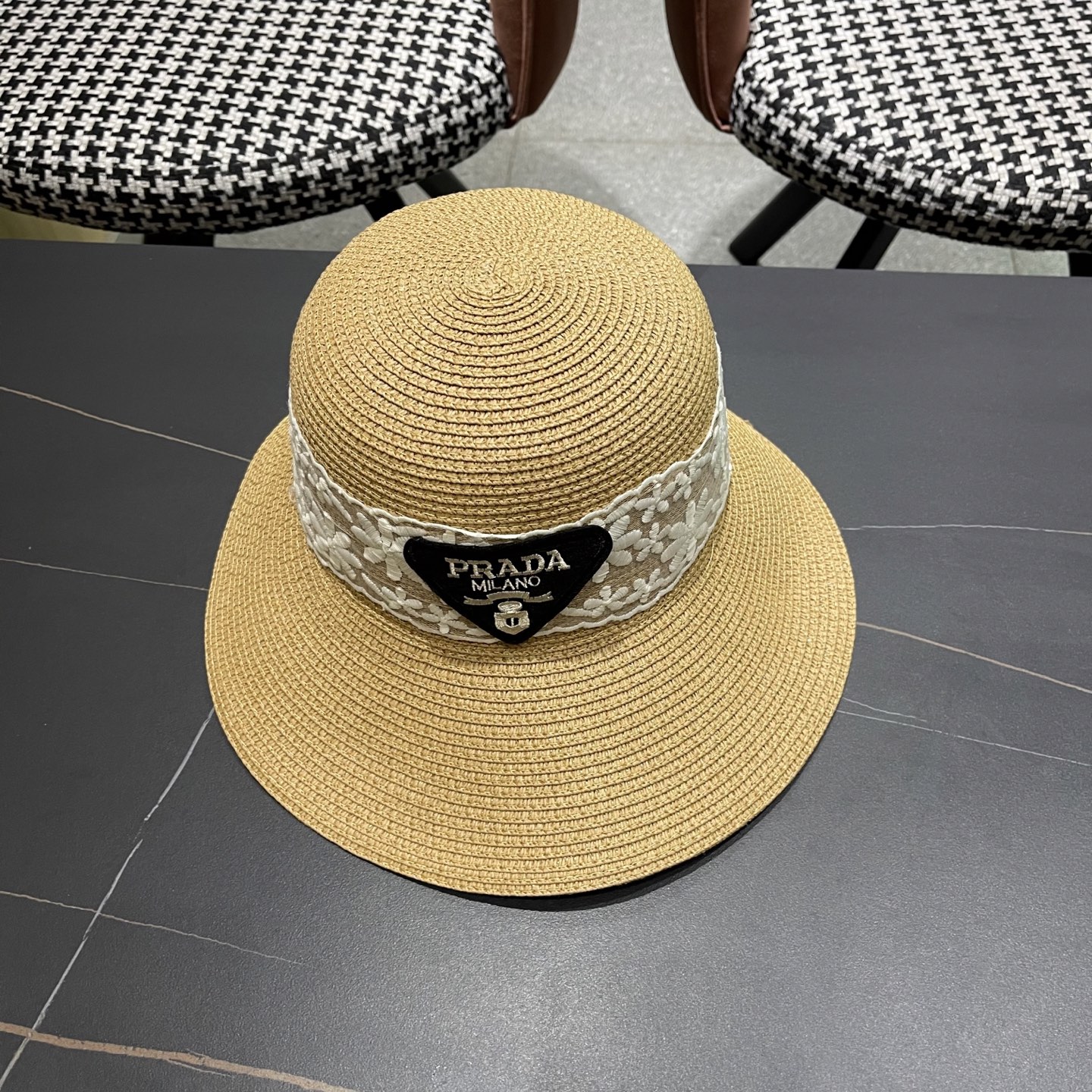  Prada普拉达2025夏休闲大檐草帽女百搭遮阳度假粗草沙滩帽防晒太阳帽
