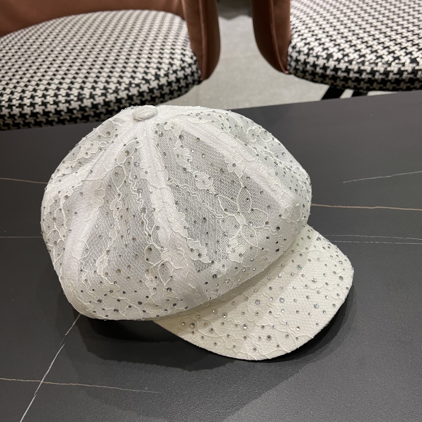  迪奥Dior 韩版重工水钻蕾丝八角帽子女春夏时尚百搭画家帽
显脸小黑色鸭舌帽