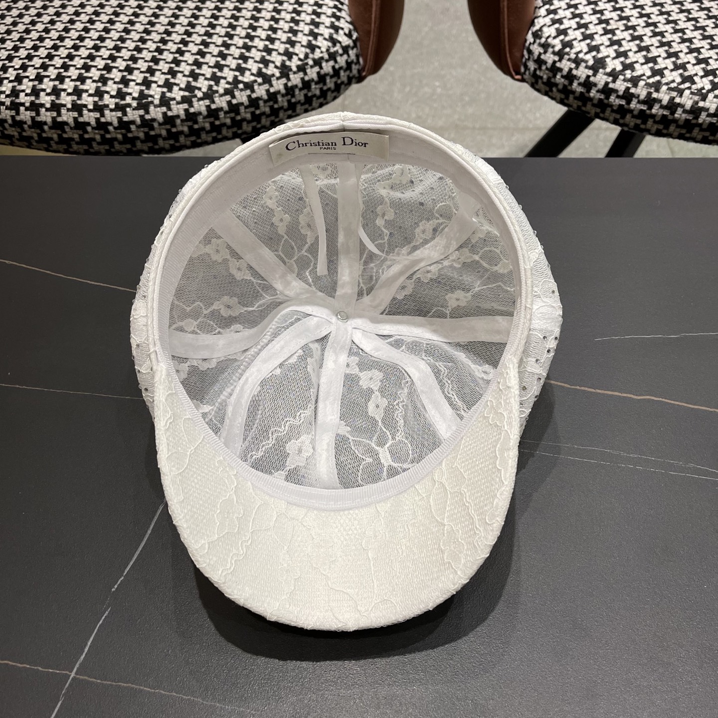  迪奥Dior 韩版重工水钻蕾丝八角帽子女春夏时尚百搭画家帽
显脸小黑色鸭舌帽