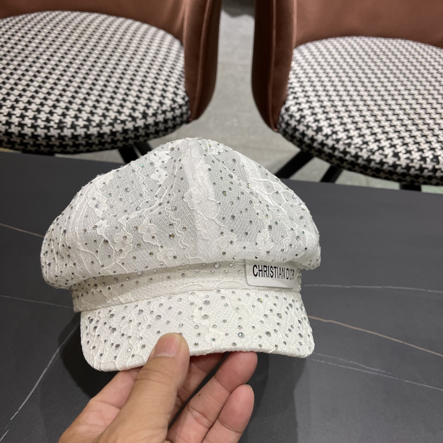  迪奥Dior 韩版重工水钻蕾丝八角帽子女春夏时尚百搭画家帽
显脸小黑色鸭舌帽