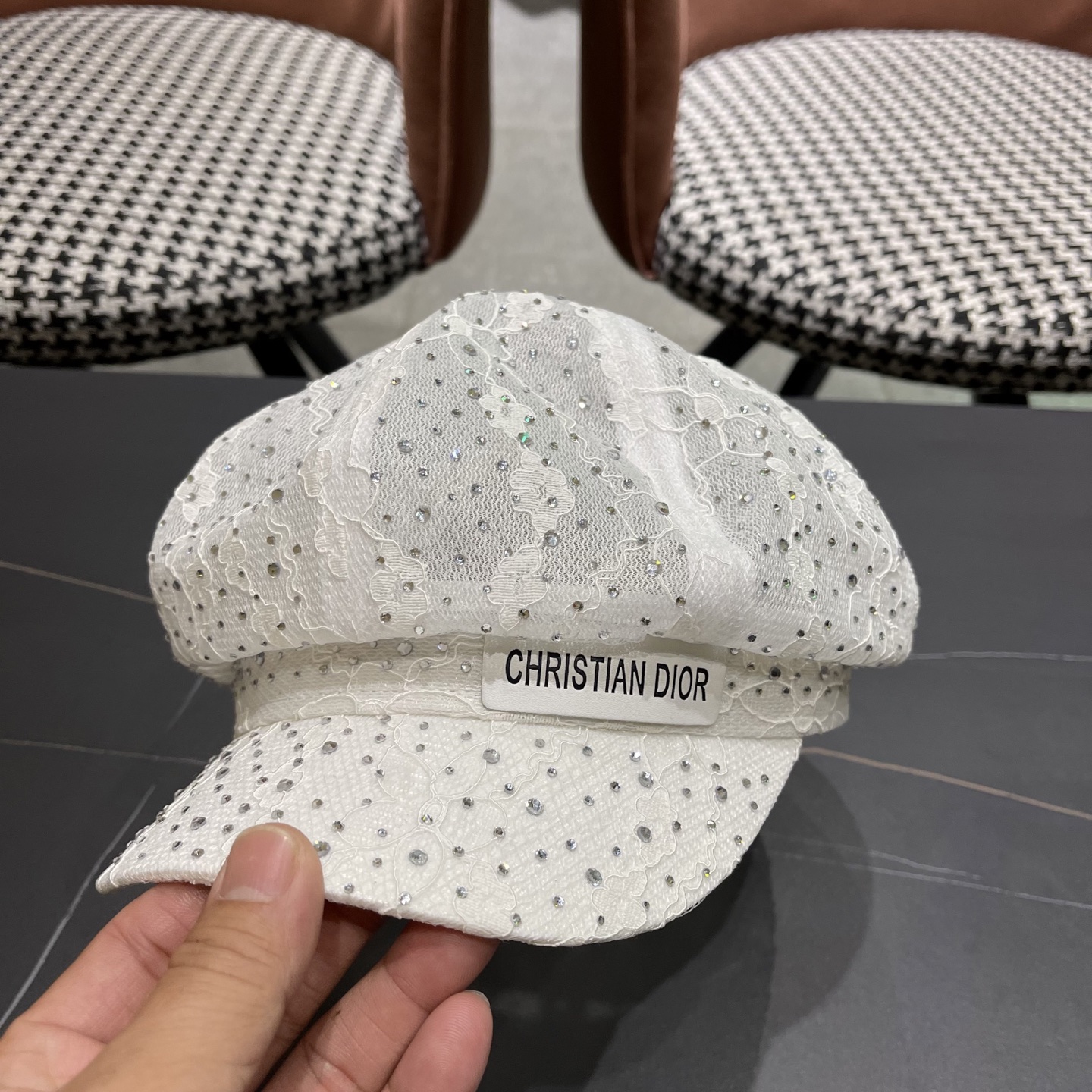  迪奥Dior 韩版重工水钻蕾丝八角帽子女春夏时尚百搭画家帽
显脸小黑色鸭舌帽