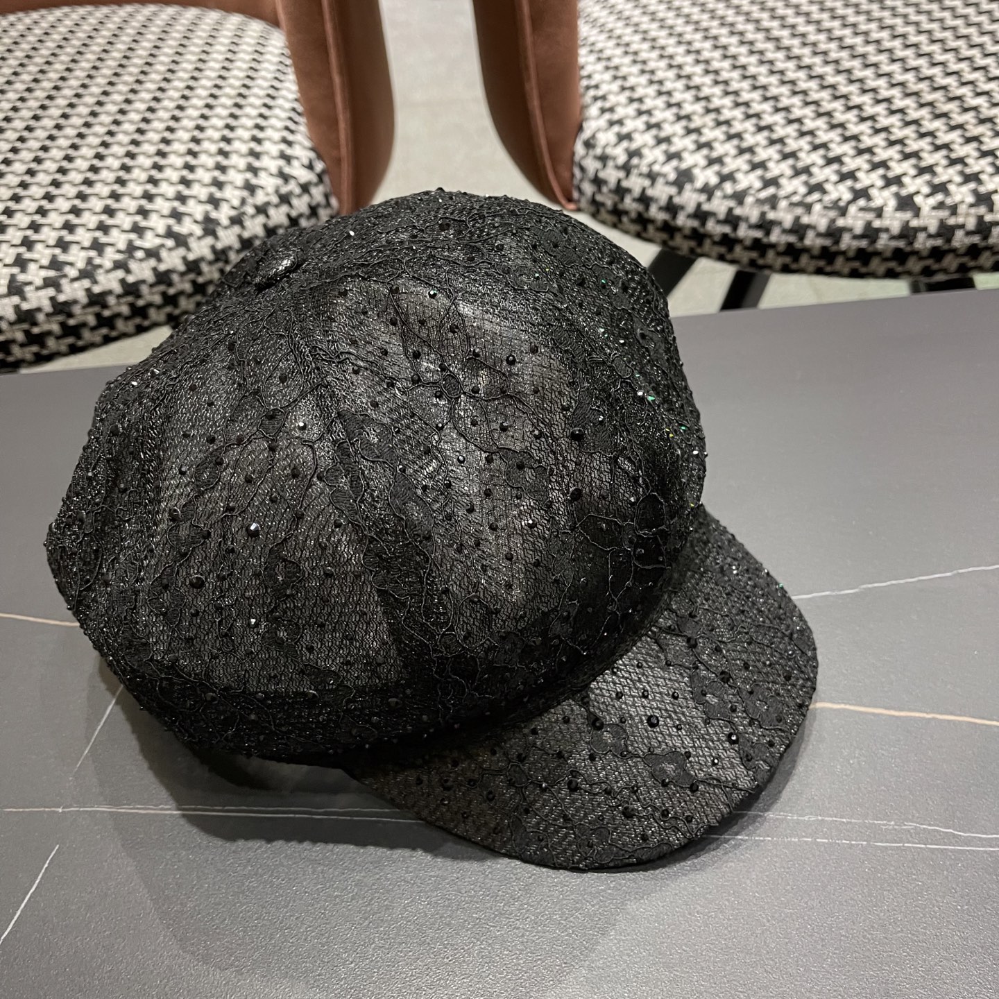  迪奥Dior 韩版重工水钻蕾丝八角帽子女春夏时尚百搭画家帽
显脸小黑色鸭舌帽