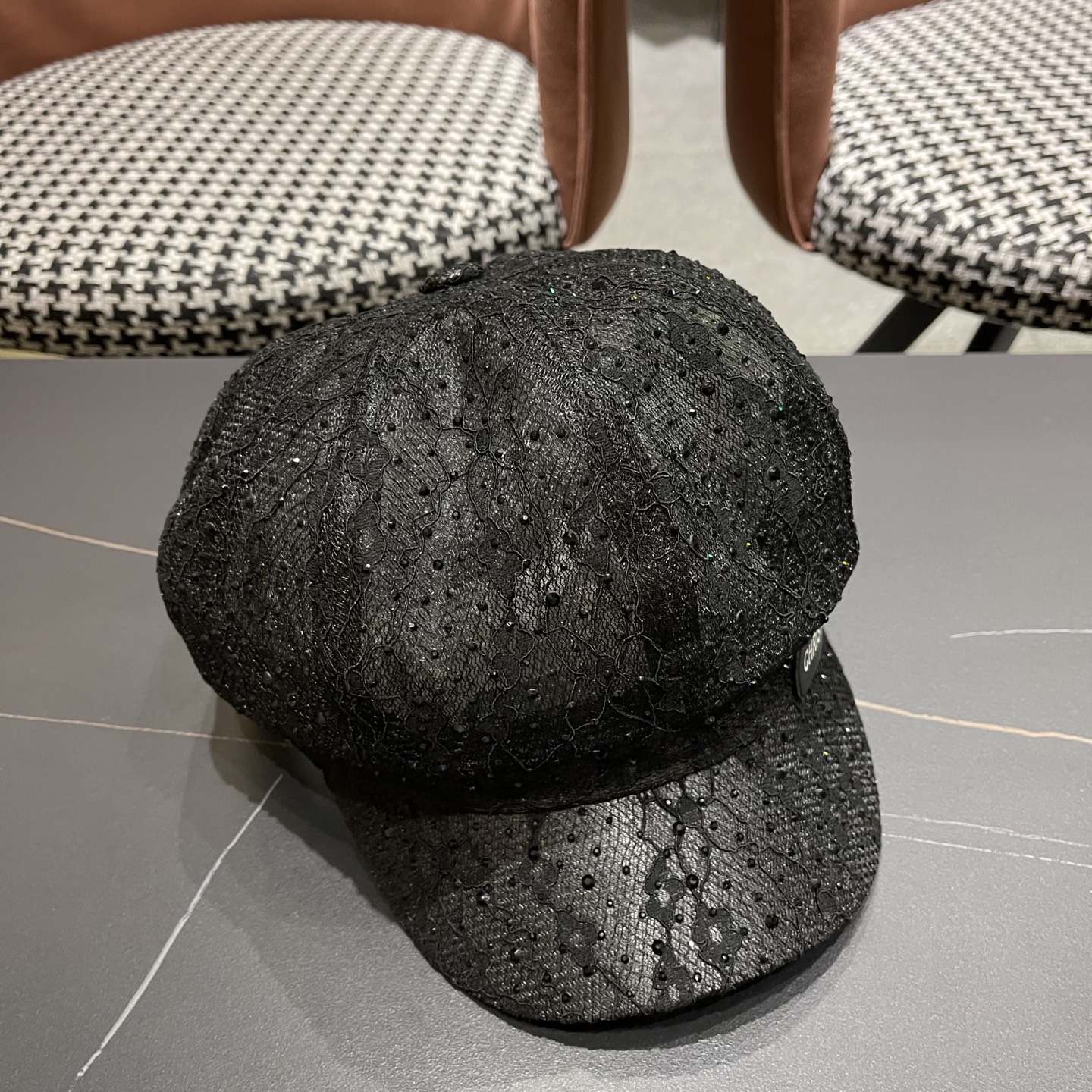  迪奥Dior 韩版重工水钻蕾丝八角帽子女春夏时尚百搭画家帽
显脸小黑色鸭舌帽