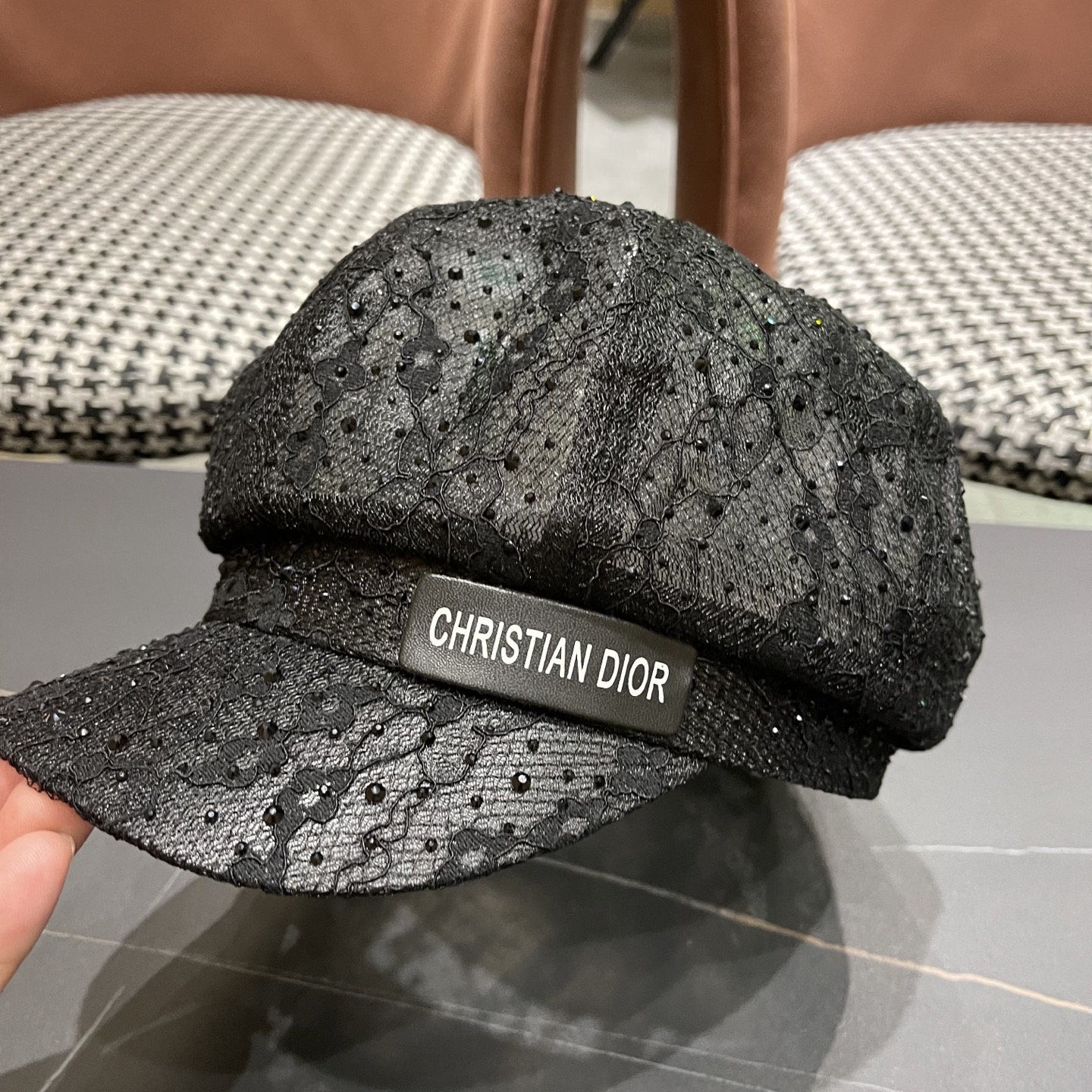  迪奥Dior 韩版重工水钻蕾丝八角帽子女春夏时尚百搭画家帽
显脸小黑色鸭舌帽