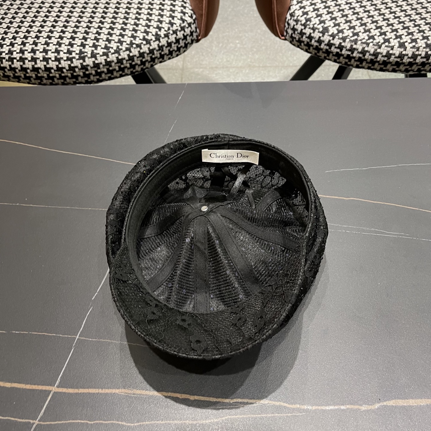  迪奥Dior 韩版重工水钻蕾丝八角帽子女春夏时尚百搭画家帽
显脸小黑色鸭舌帽