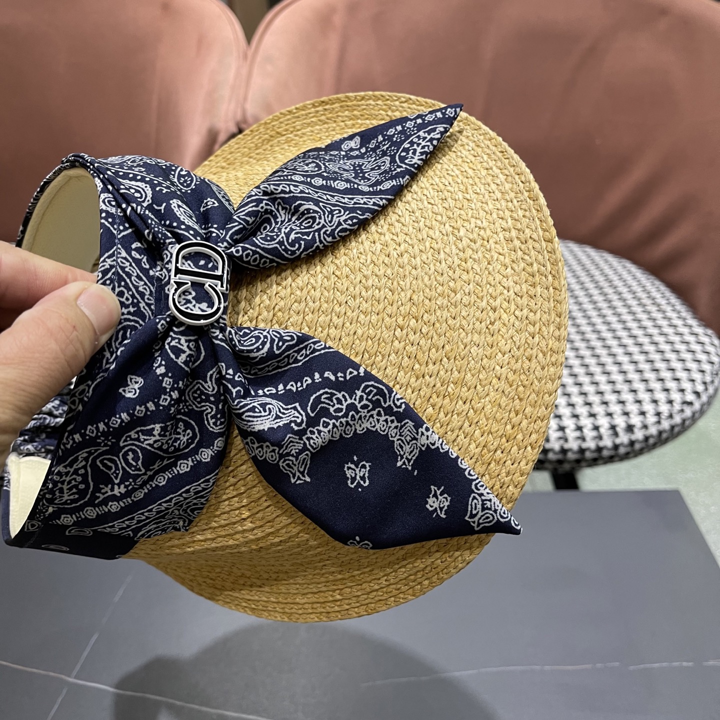  迪奥Dior新款拉菲草空顶帽夏季蝴蝶结遮阳帽
出游度假草帽时尚洋气女士帽子