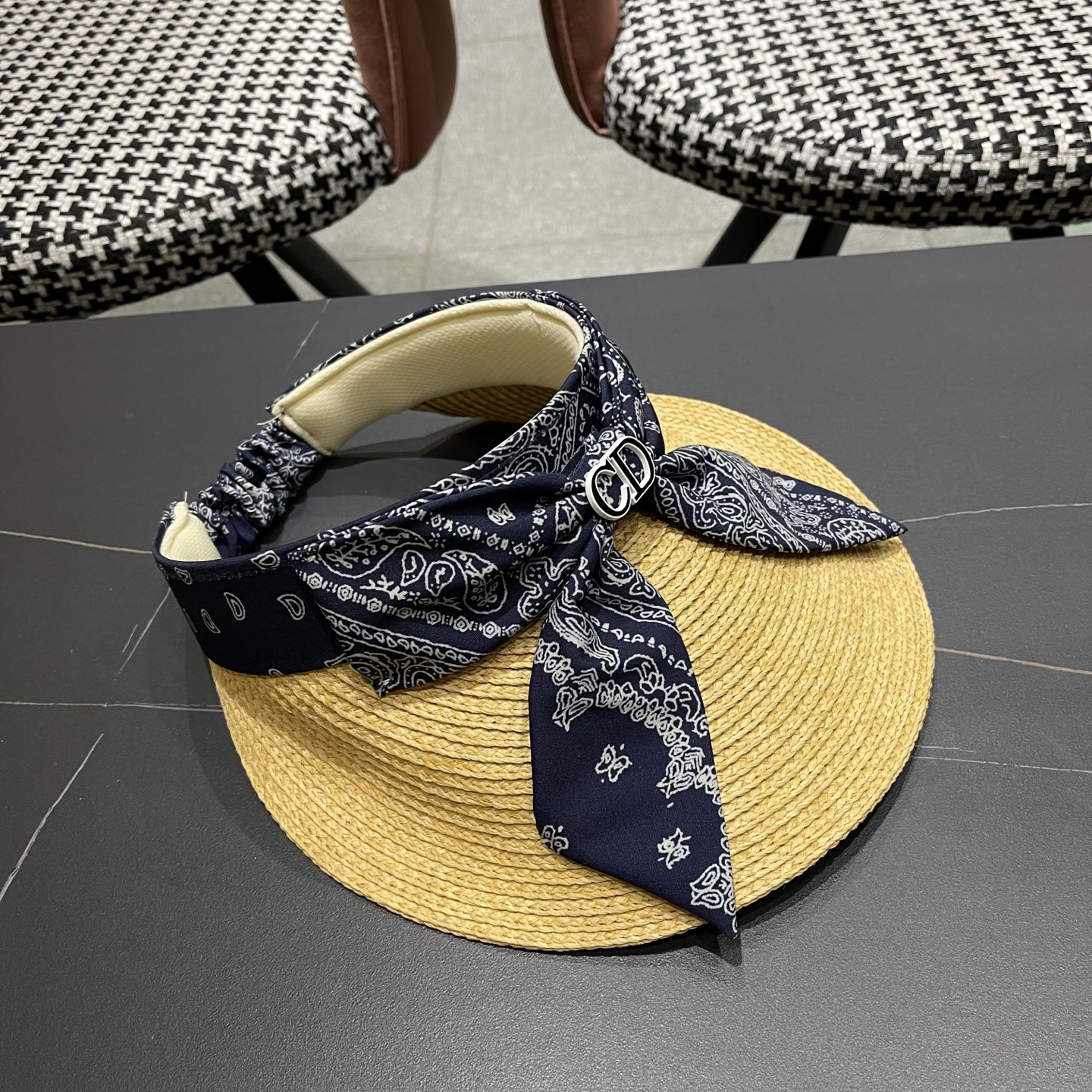  迪奥Dior新款拉菲草空顶帽夏季蝴蝶结遮阳帽
出游度假草帽时尚洋气女士帽子