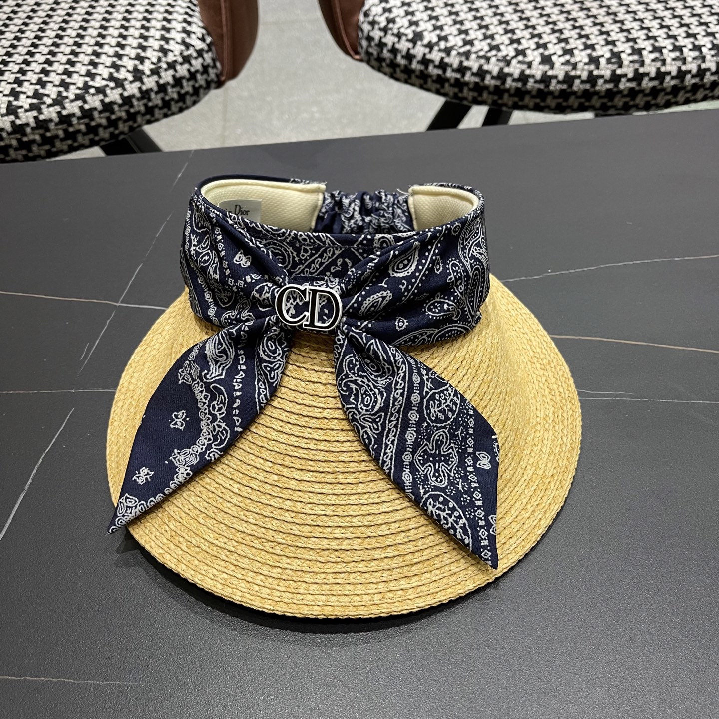  迪奥Dior新款拉菲草空顶帽夏季蝴蝶结遮阳帽
出游度假草帽时尚洋气女士帽子