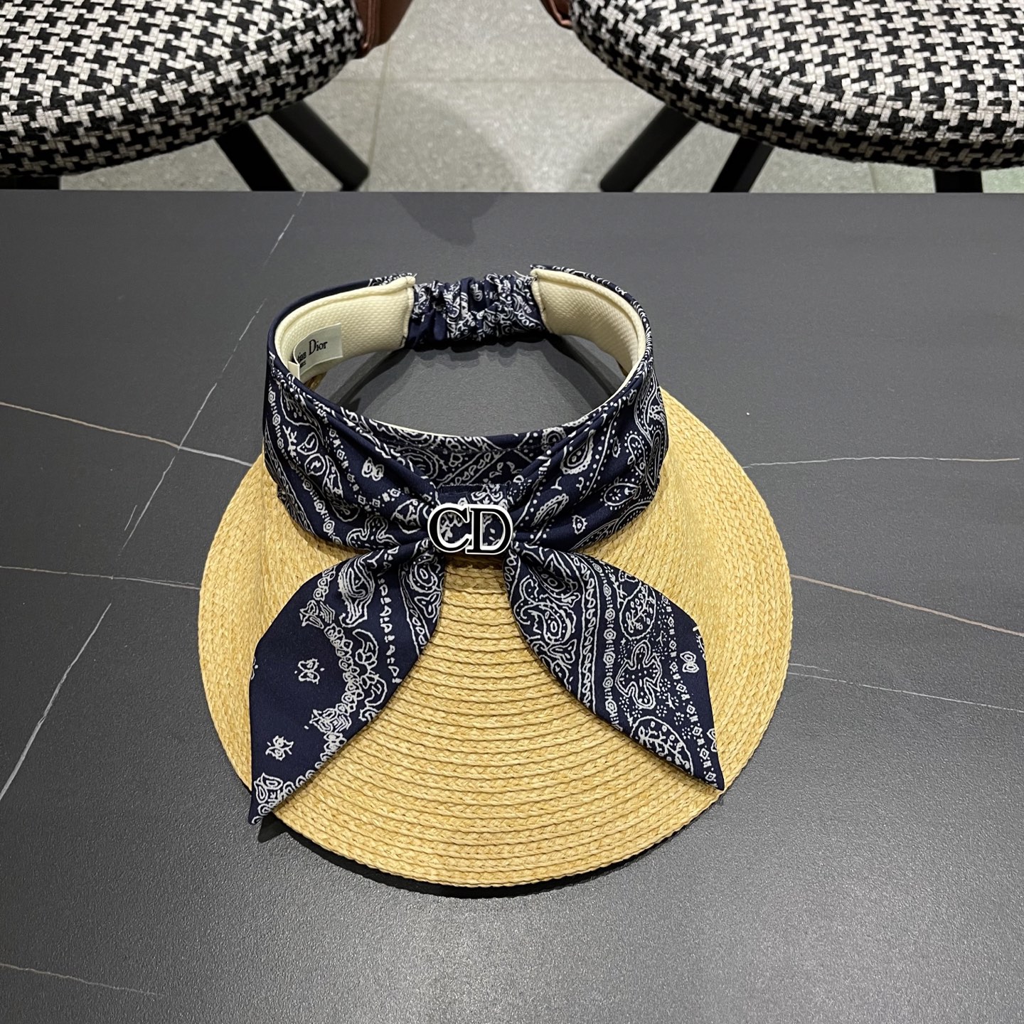  迪奥Dior新款拉菲草空顶帽夏季蝴蝶结遮阳帽
出游度假草帽时尚洋气女士帽子