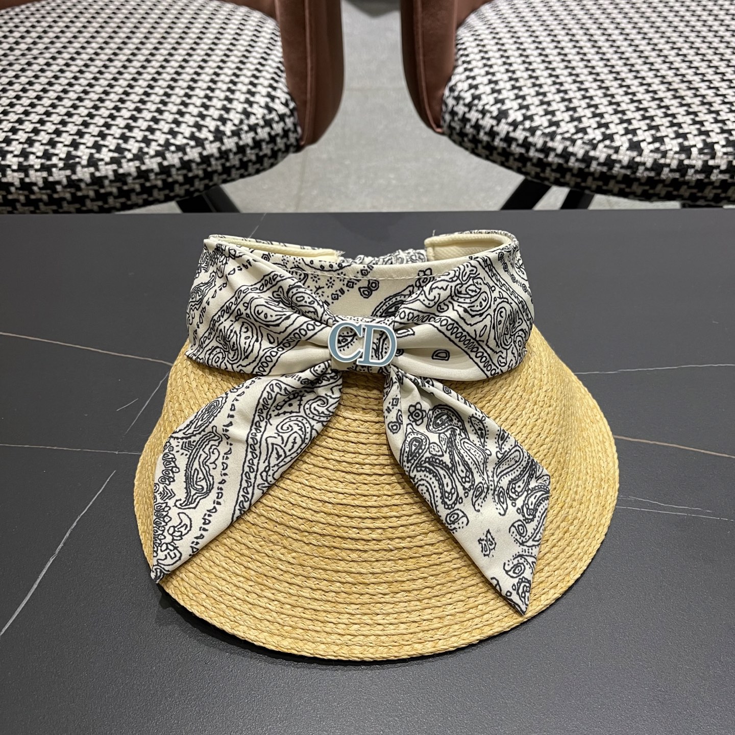  迪奥Dior新款拉菲草空顶帽夏季蝴蝶结遮阳帽
出游度假草帽时尚洋气女士帽子