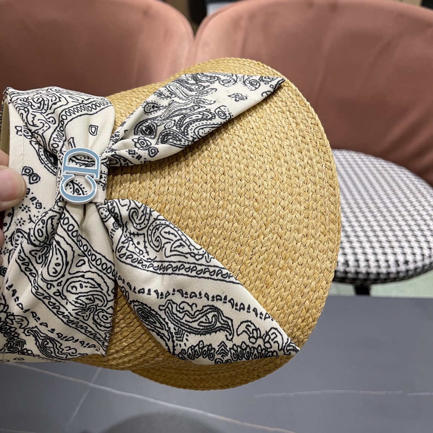  迪奥Dior新款拉菲草空顶帽夏季蝴蝶结遮阳帽
出游度假草帽时尚洋气女士帽子