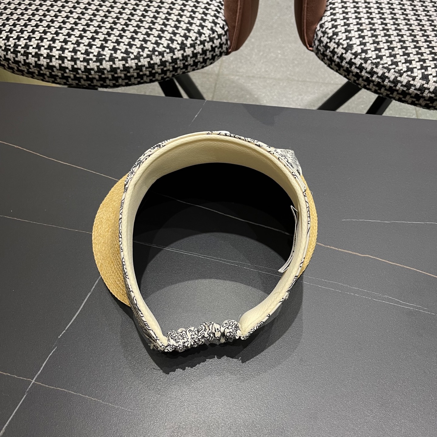  迪奥Dior新款拉菲草空顶帽夏季蝴蝶结遮阳帽
出游度假草帽时尚洋气女士帽子