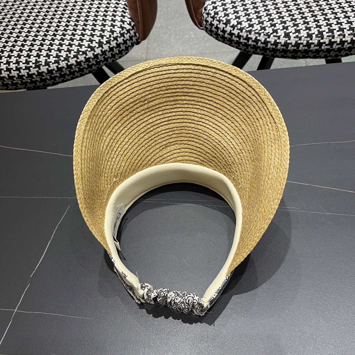  迪奥Dior新款拉菲草空顶帽夏季蝴蝶结遮阳帽
出游度假草帽时尚洋气女士帽子