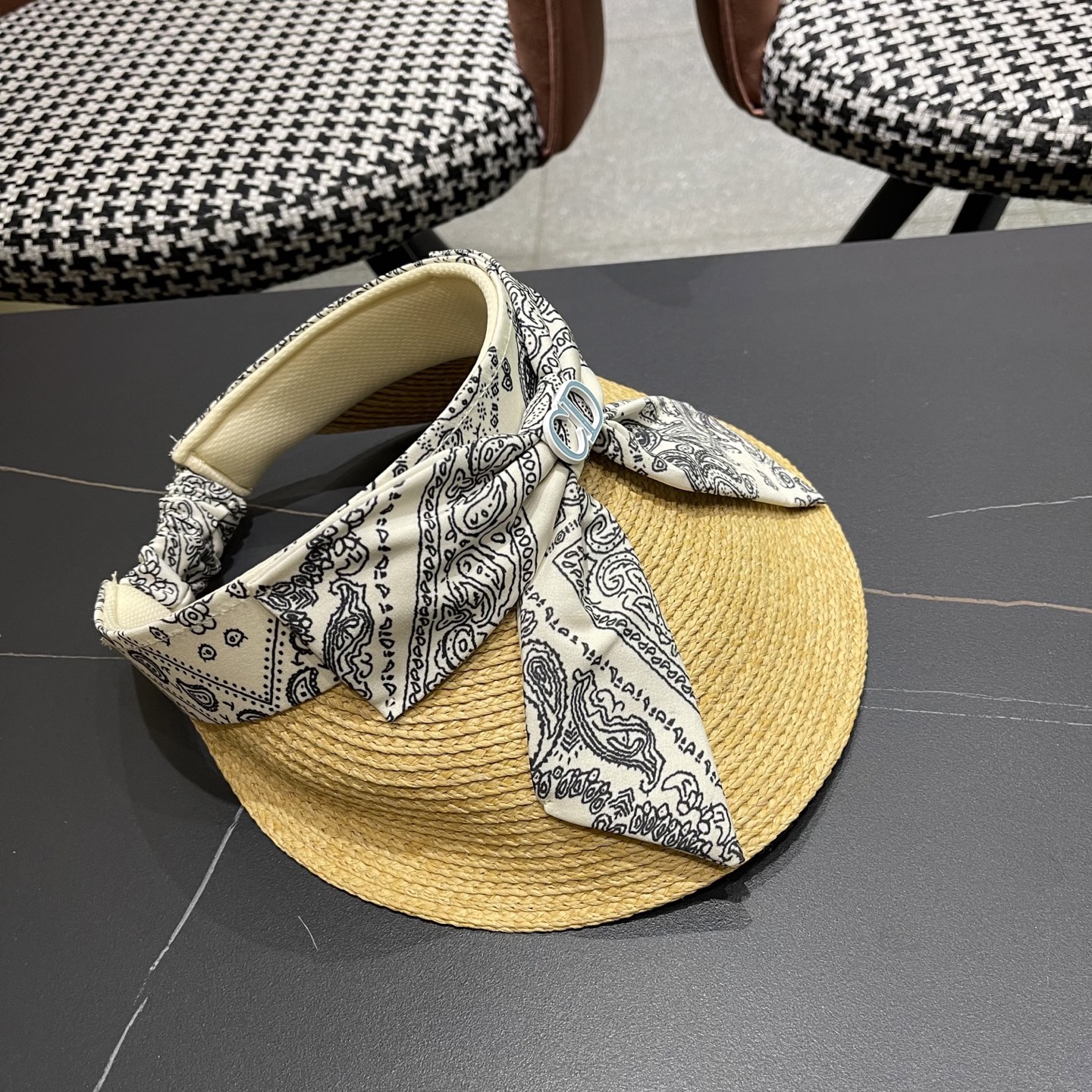  迪奥Dior新款拉菲草空顶帽夏季蝴蝶结遮阳帽
出游度假草帽时尚洋气女士帽子