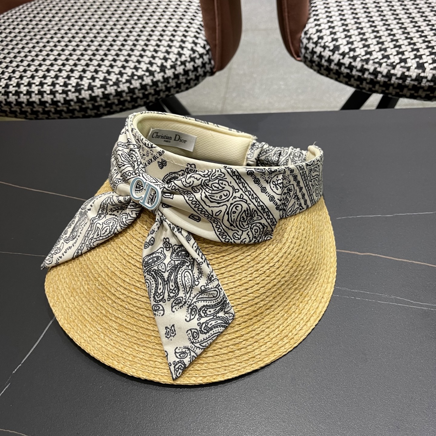  迪奥Dior新款拉菲草空顶帽夏季蝴蝶结遮阳帽
出游度假草帽时尚洋气女士帽子