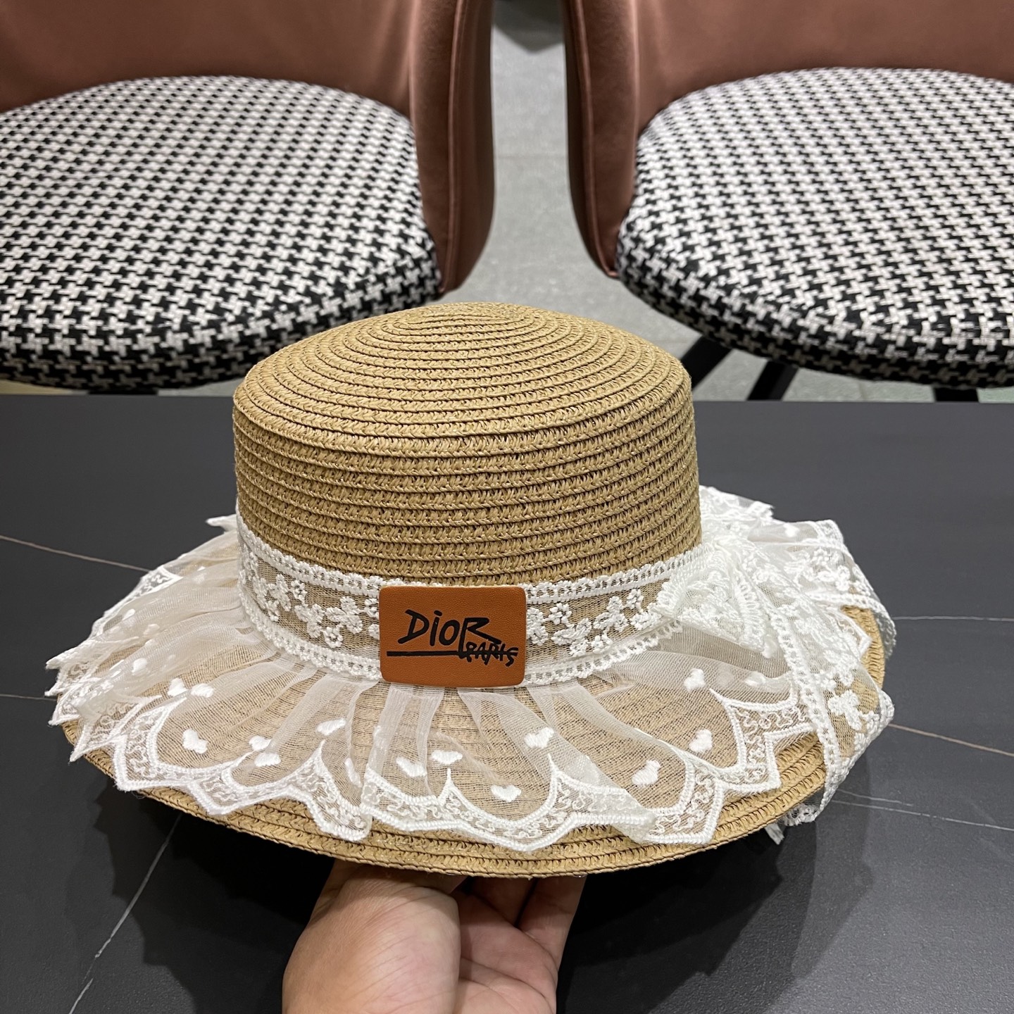  迪奥Dior蕾丝蝴蝶结平顶草帽女戛季法式海边沙滩遮阳防
晒帽度假风太阳发饰