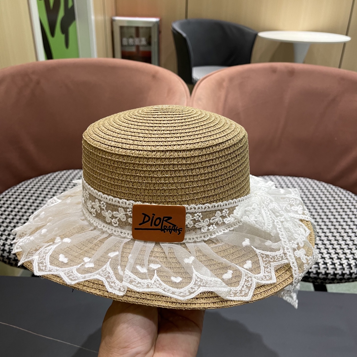  迪奥Dior蕾丝蝴蝶结平顶草帽女戛季法式海边沙滩遮阳防
晒帽度假风太阳发饰