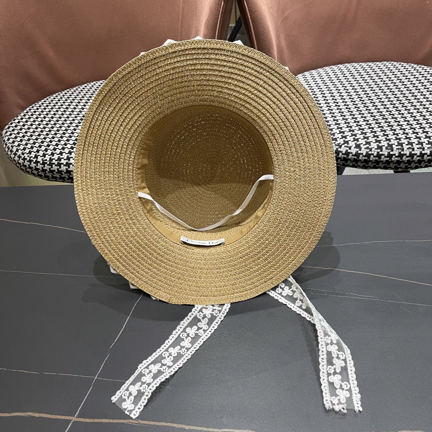  迪奥Dior蕾丝蝴蝶结平顶草帽女戛季法式海边沙滩遮阳防
晒帽度假风太阳发饰