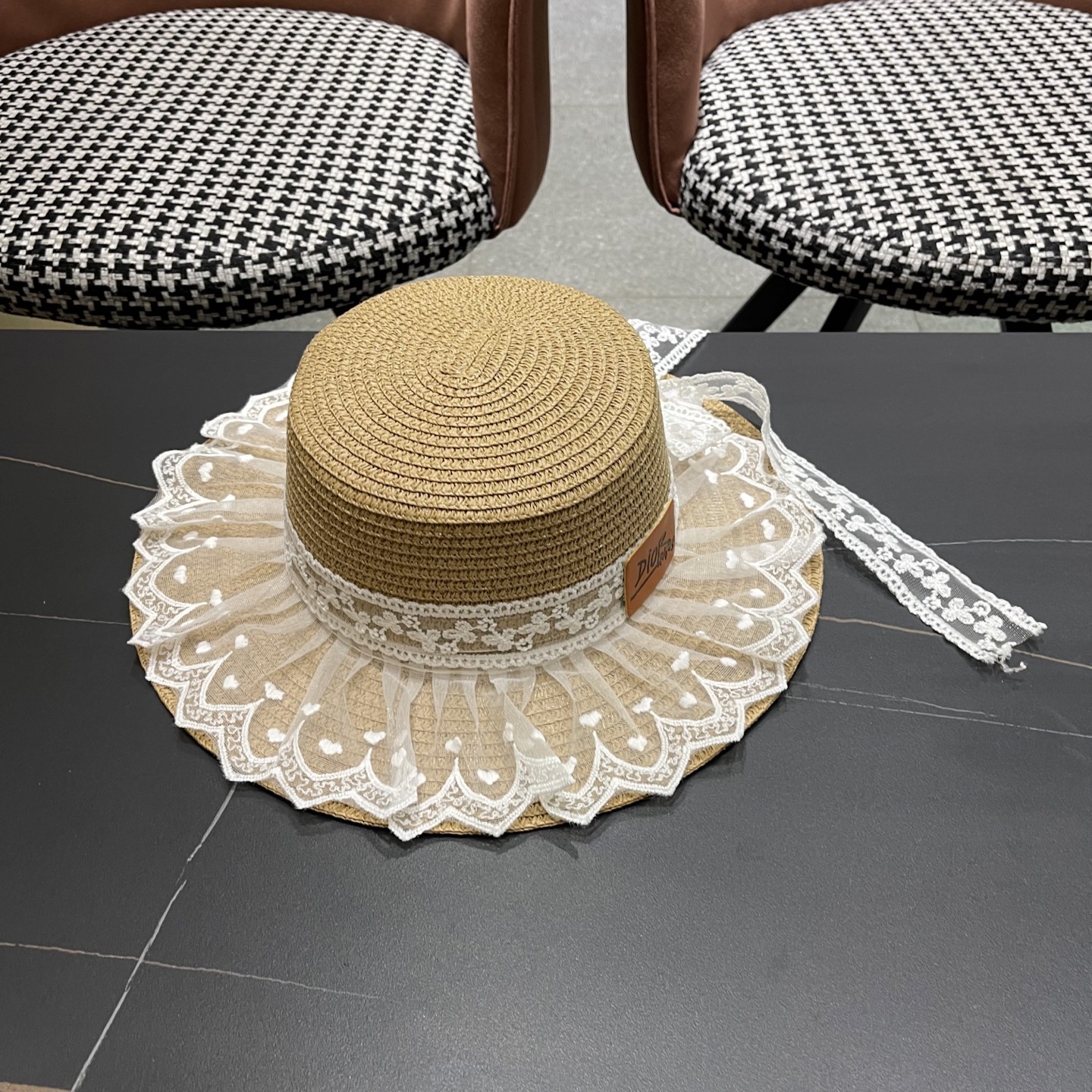  迪奥Dior蕾丝蝴蝶结平顶草帽女戛季法式海边沙滩遮阳防
晒帽度假风太阳发饰
