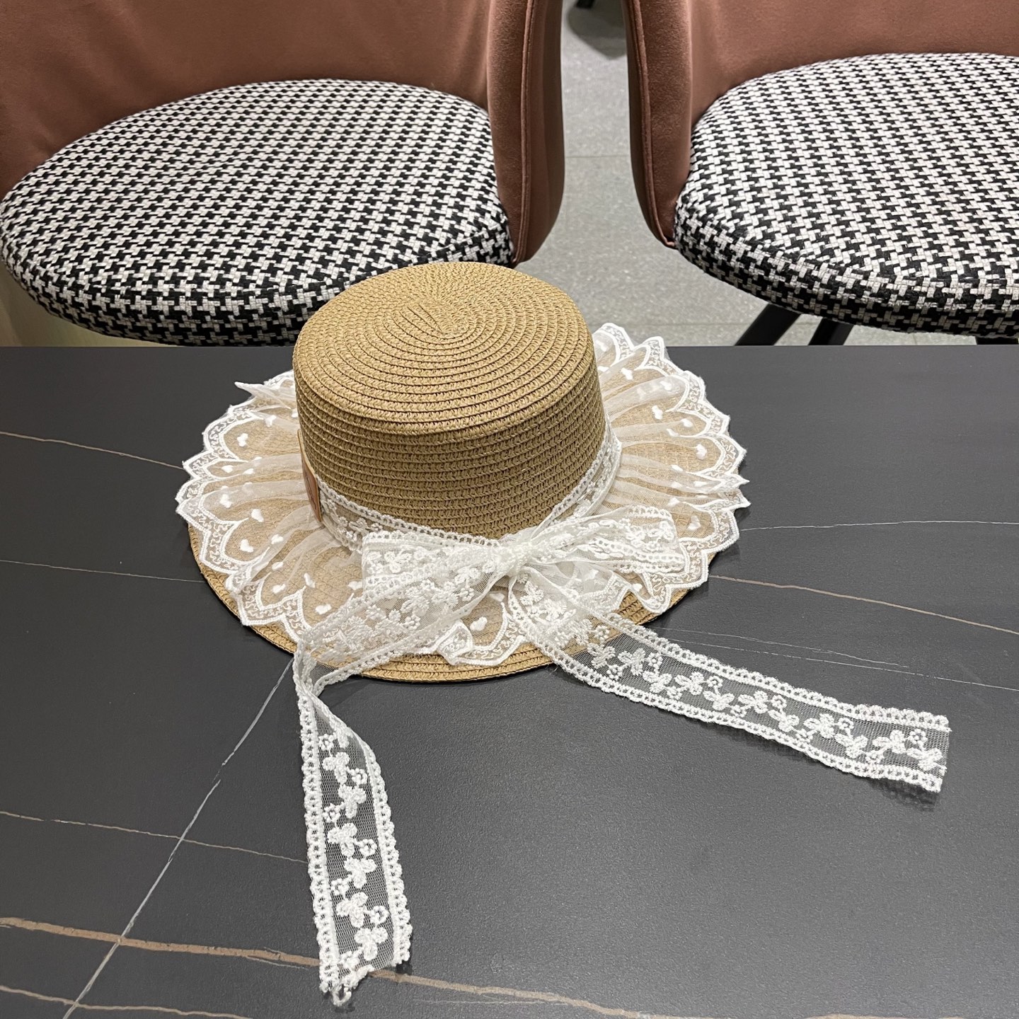  迪奥Dior蕾丝蝴蝶结平顶草帽女戛季法式海边沙滩遮阳防
晒帽度假风太阳发饰