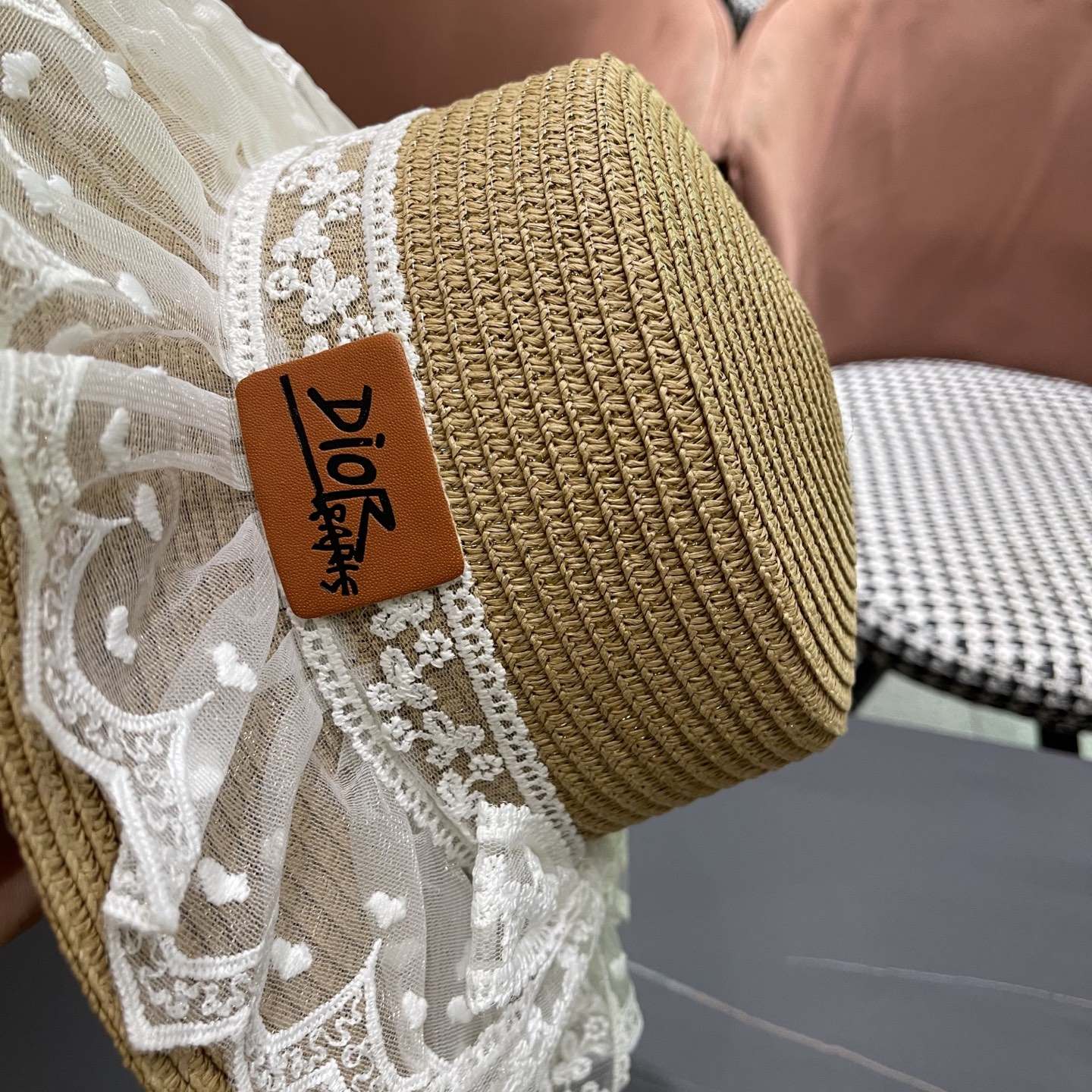  迪奥Dior蕾丝蝴蝶结平顶草帽女戛季法式海边沙滩遮阳防
晒帽度假风太阳发饰