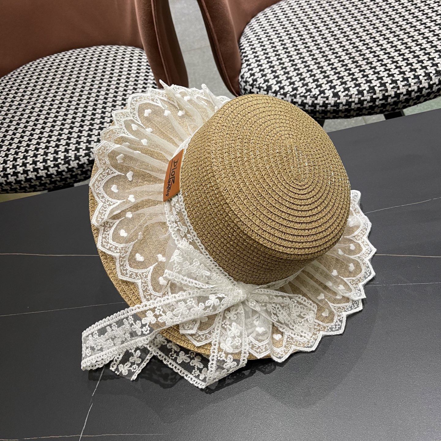 迪奥Dior蕾丝蝴蝶结平顶草帽女戛季法式海边沙滩遮阳防
晒帽度假风太阳发饰