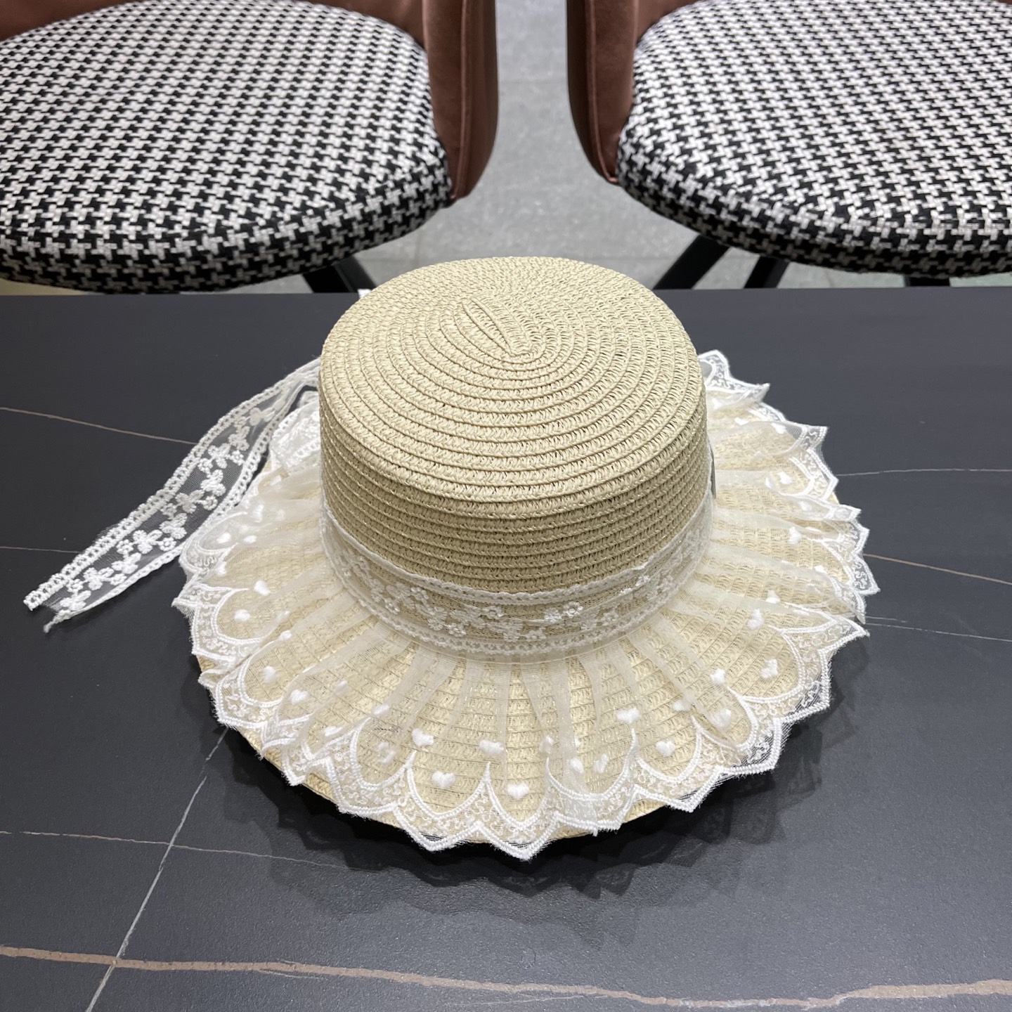  迪奥Dior蕾丝蝴蝶结平顶草帽女戛季法式海边沙滩遮阳防
晒帽度假风太阳发饰