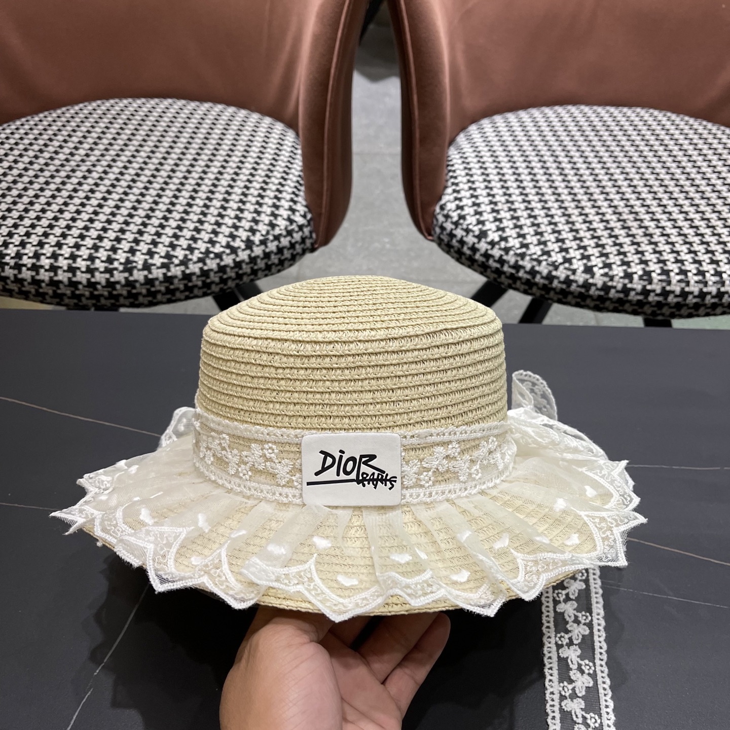  迪奥Dior蕾丝蝴蝶结平顶草帽女戛季法式海边沙滩遮阳防
晒帽度假风太阳发饰