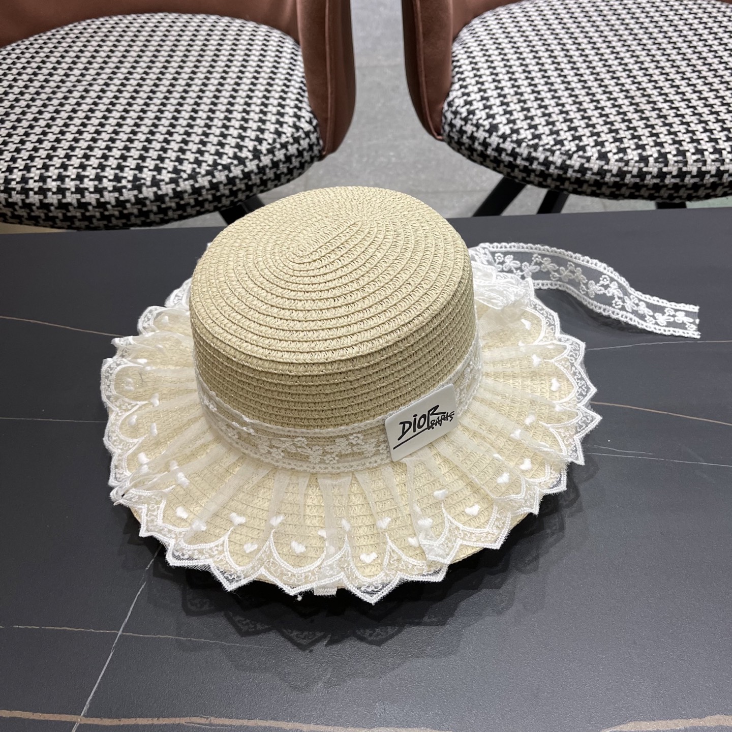  迪奥Dior蕾丝蝴蝶结平顶草帽女戛季法式海边沙滩遮阳防
晒帽度假风太阳发饰