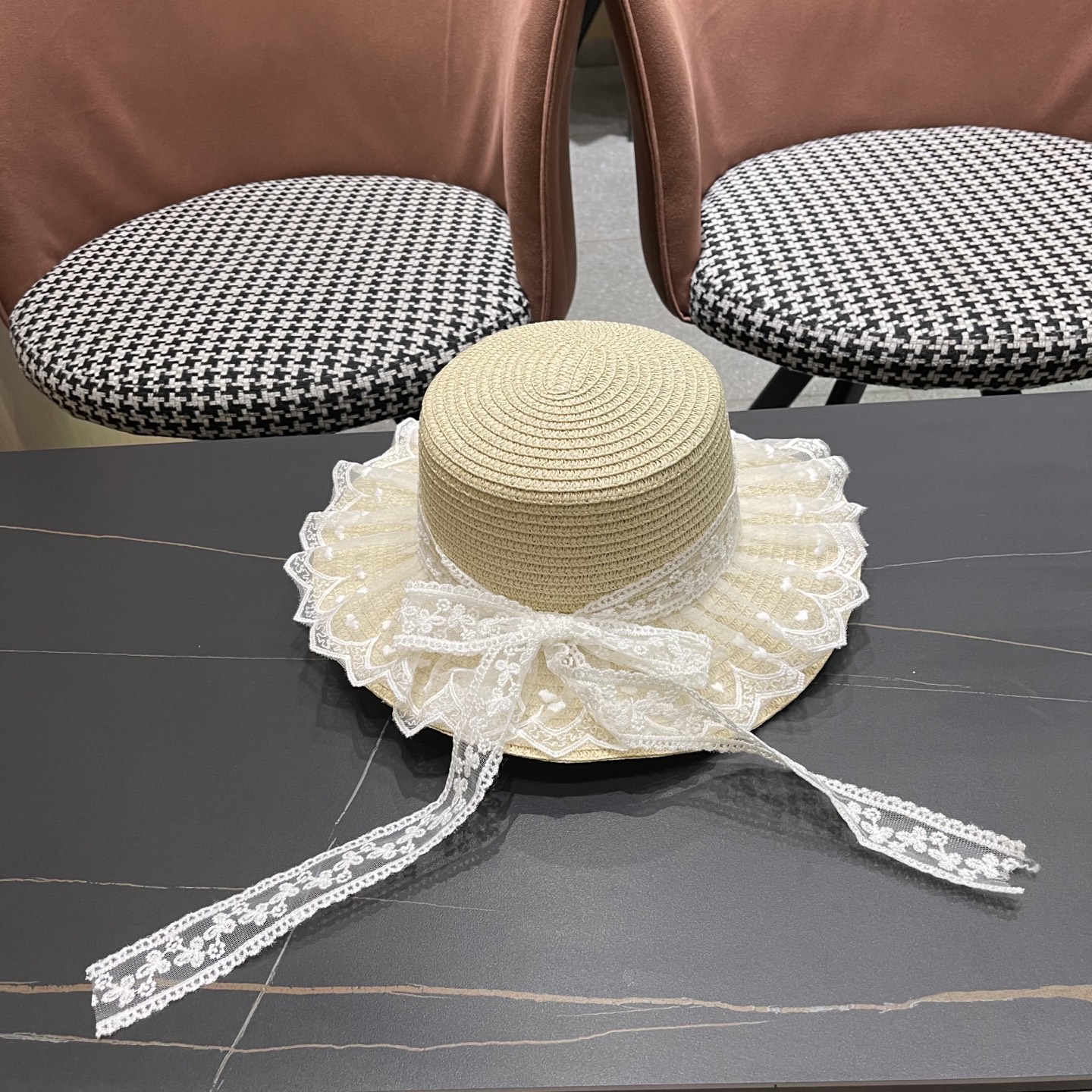  迪奥Dior蕾丝蝴蝶结平顶草帽女戛季法式海边沙滩遮阳防
晒帽度假风太阳发饰