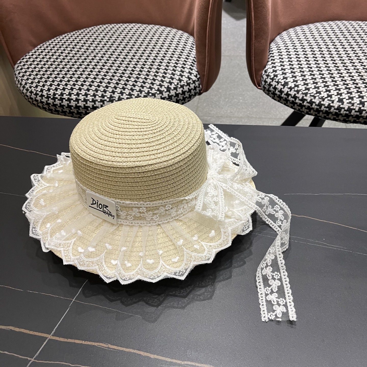  迪奥Dior蕾丝蝴蝶结平顶草帽女戛季法式海边沙滩遮阳防
晒帽度假风太阳发饰