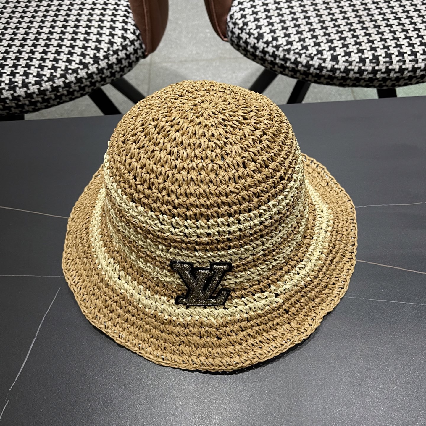 Lv路易威登夏季透气品脸小水桶帽手工彩线草编渔夫帽女大帽
檐防晒海边草帽子