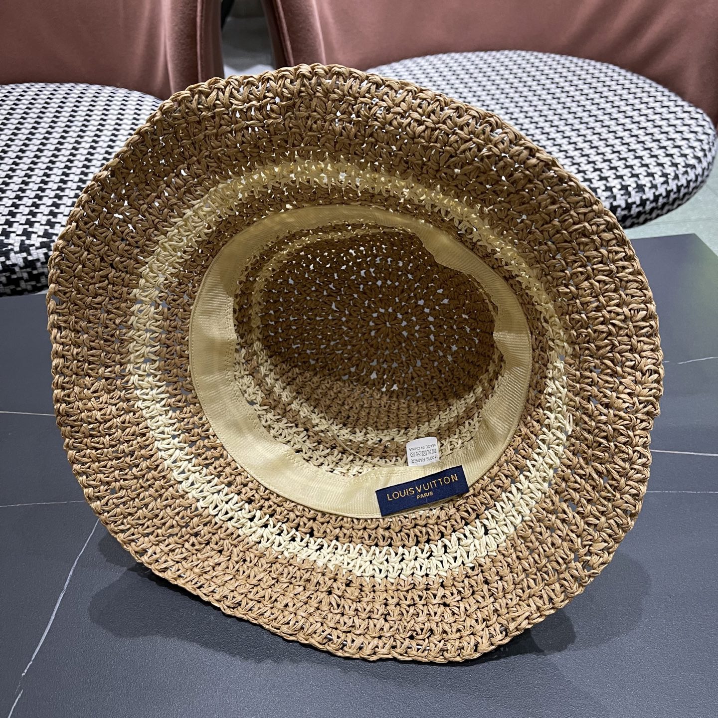  Lv路易威登夏季透气品脸小水桶帽手工彩线草编渔夫帽女大帽
檐防晒海边草帽子