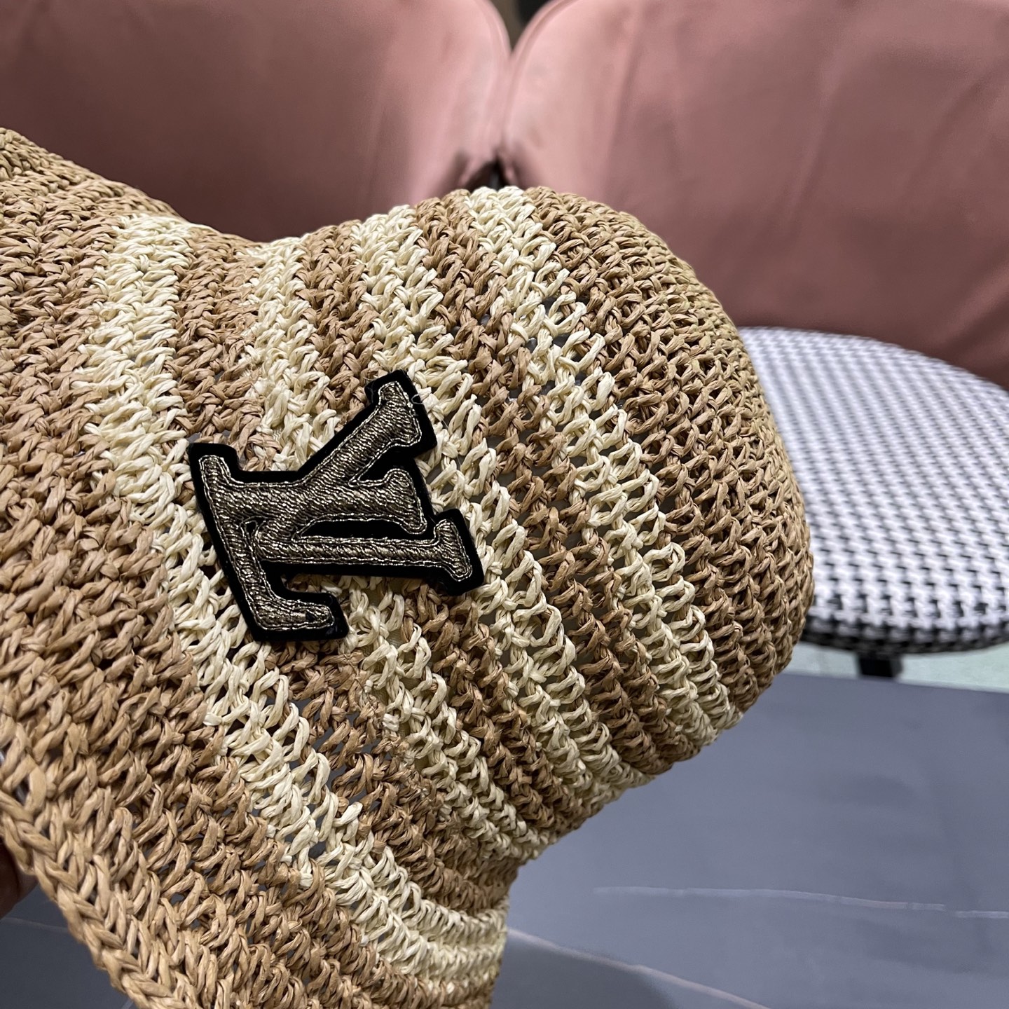  Lv路易威登夏季透气品脸小水桶帽手工彩线草编渔夫帽女大帽
檐防晒海边草帽子