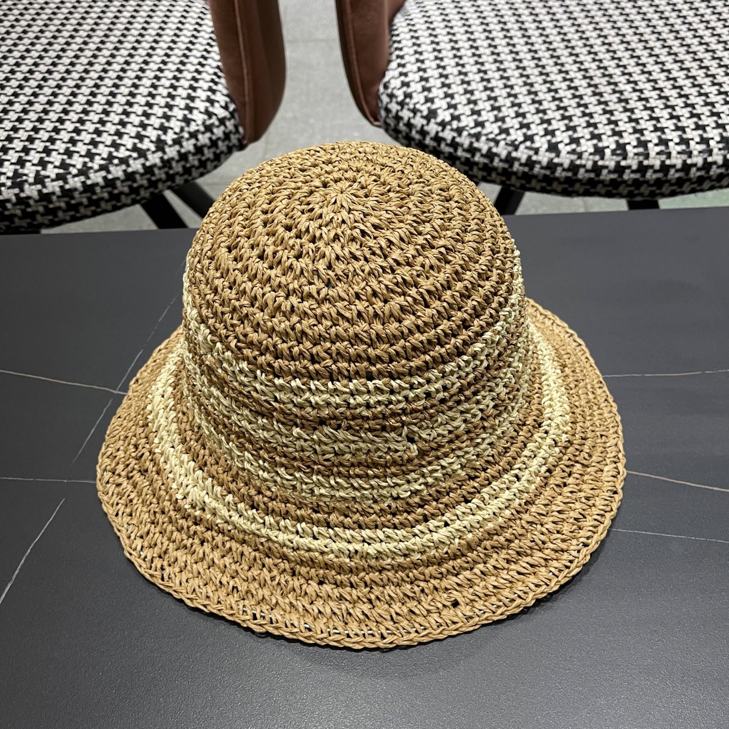  Lv路易威登夏季透气品脸小水桶帽手工彩线草编渔夫帽女大帽
檐防晒海边草帽子