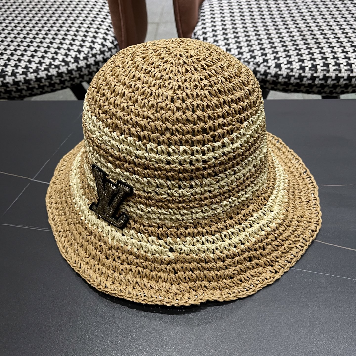  Lv路易威登夏季透气品脸小水桶帽手工彩线草编渔夫帽女大帽
檐防晒海边草帽子