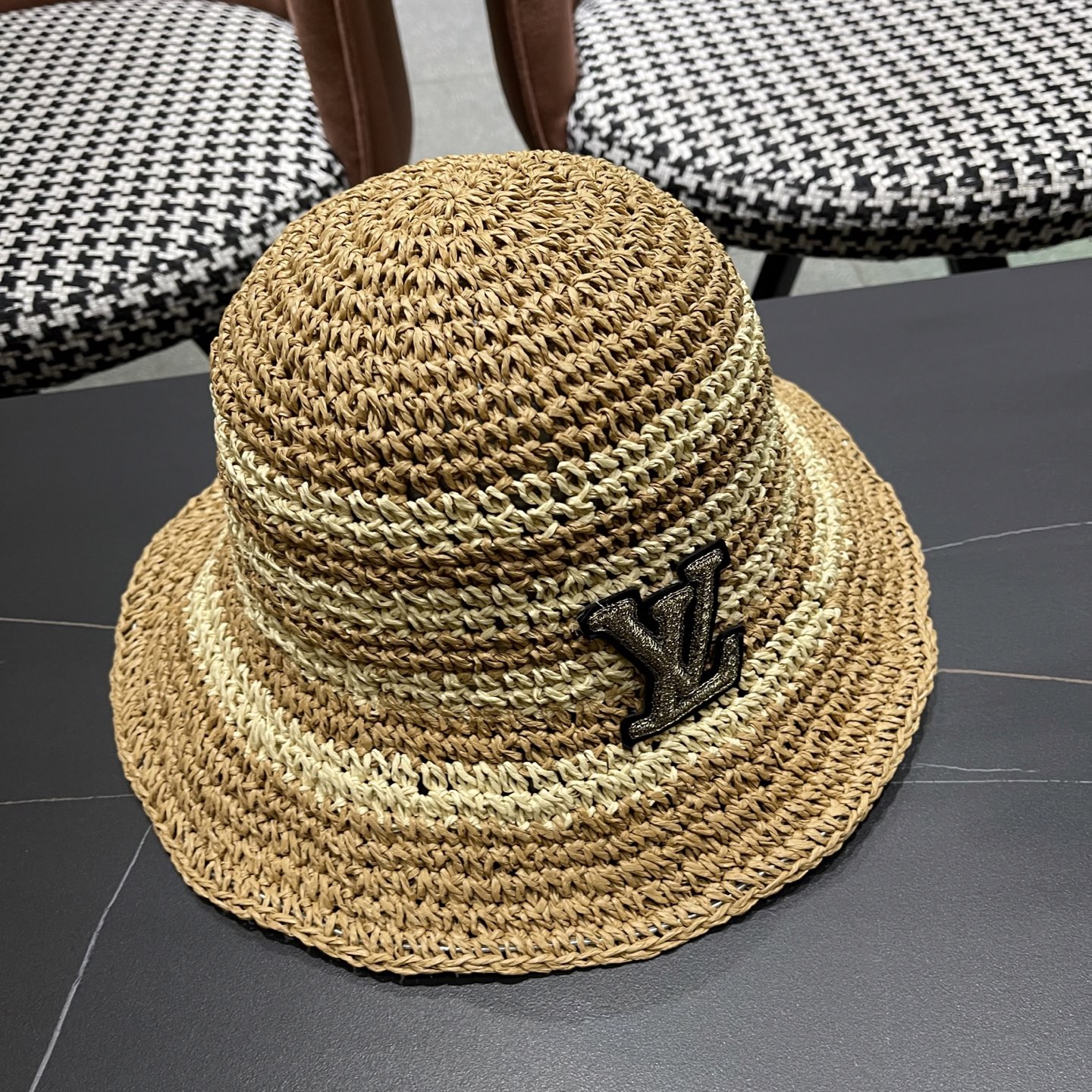  Lv路易威登夏季透气品脸小水桶帽手工彩线草编渔夫帽女大帽
檐防晒海边草帽子