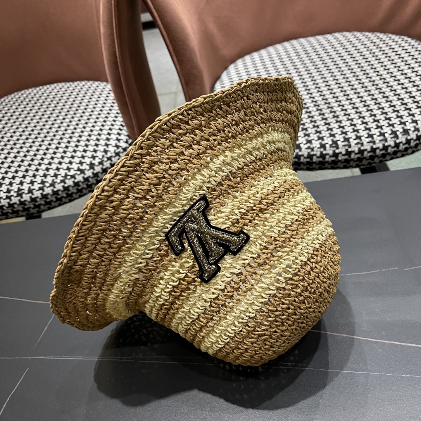  Lv路易威登夏季透气品脸小水桶帽手工彩线草编渔夫帽女大帽
檐防晒海边草帽子