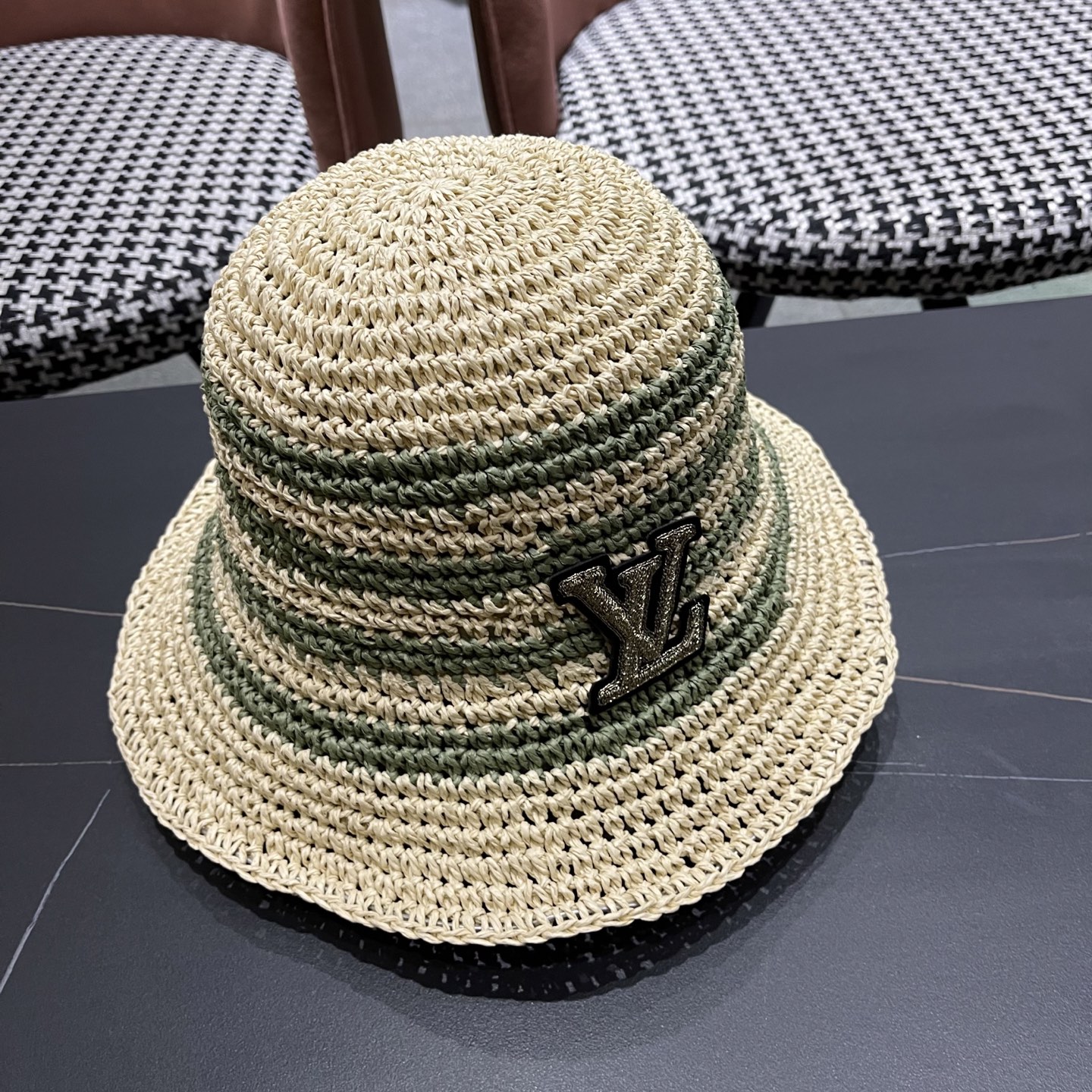  Lv路易威登夏季透气品脸小水桶帽手工彩线草编渔夫帽女大帽
檐防晒海边草帽子