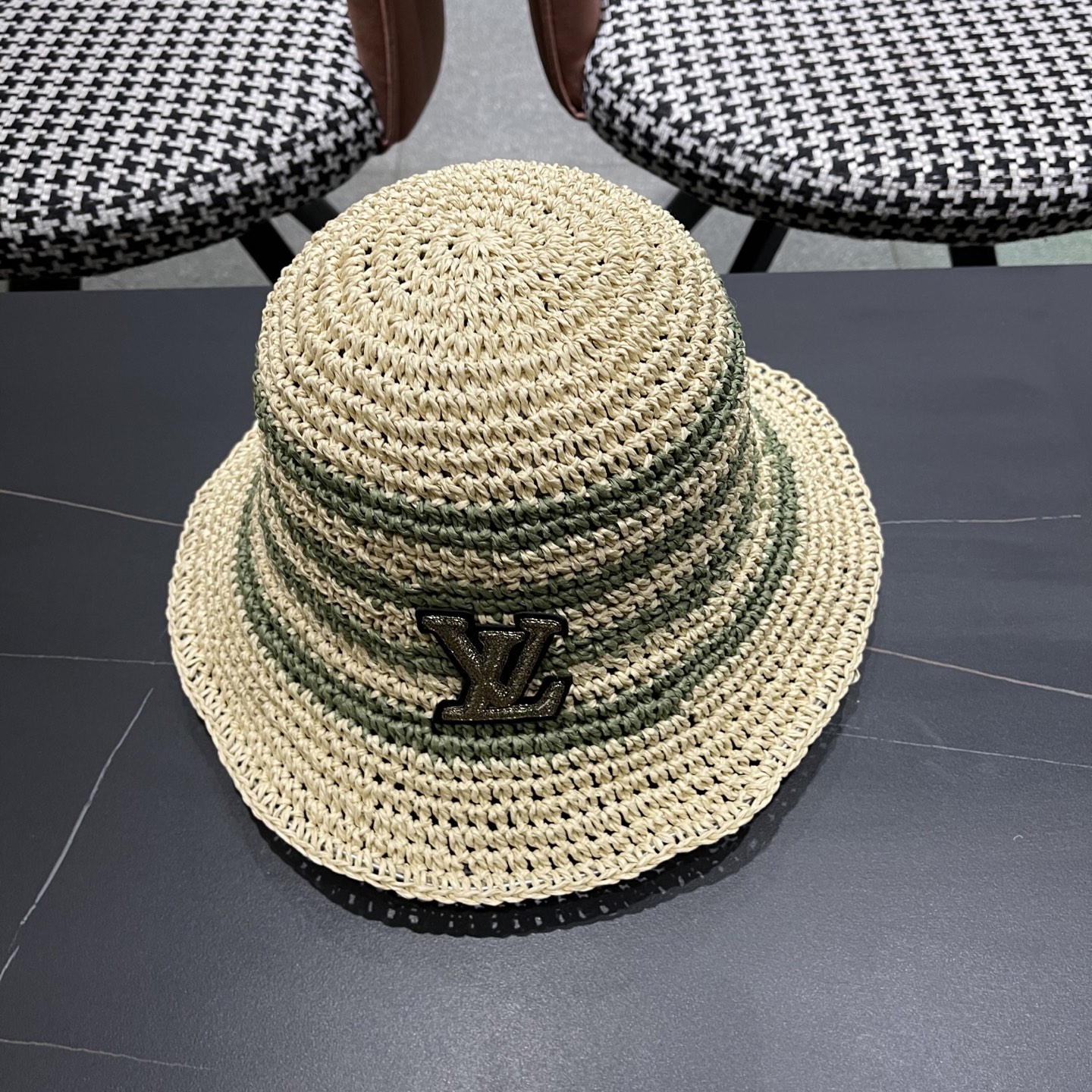  Lv路易威登夏季透气品脸小水桶帽手工彩线草编渔夫帽女大帽
檐防晒海边草帽子