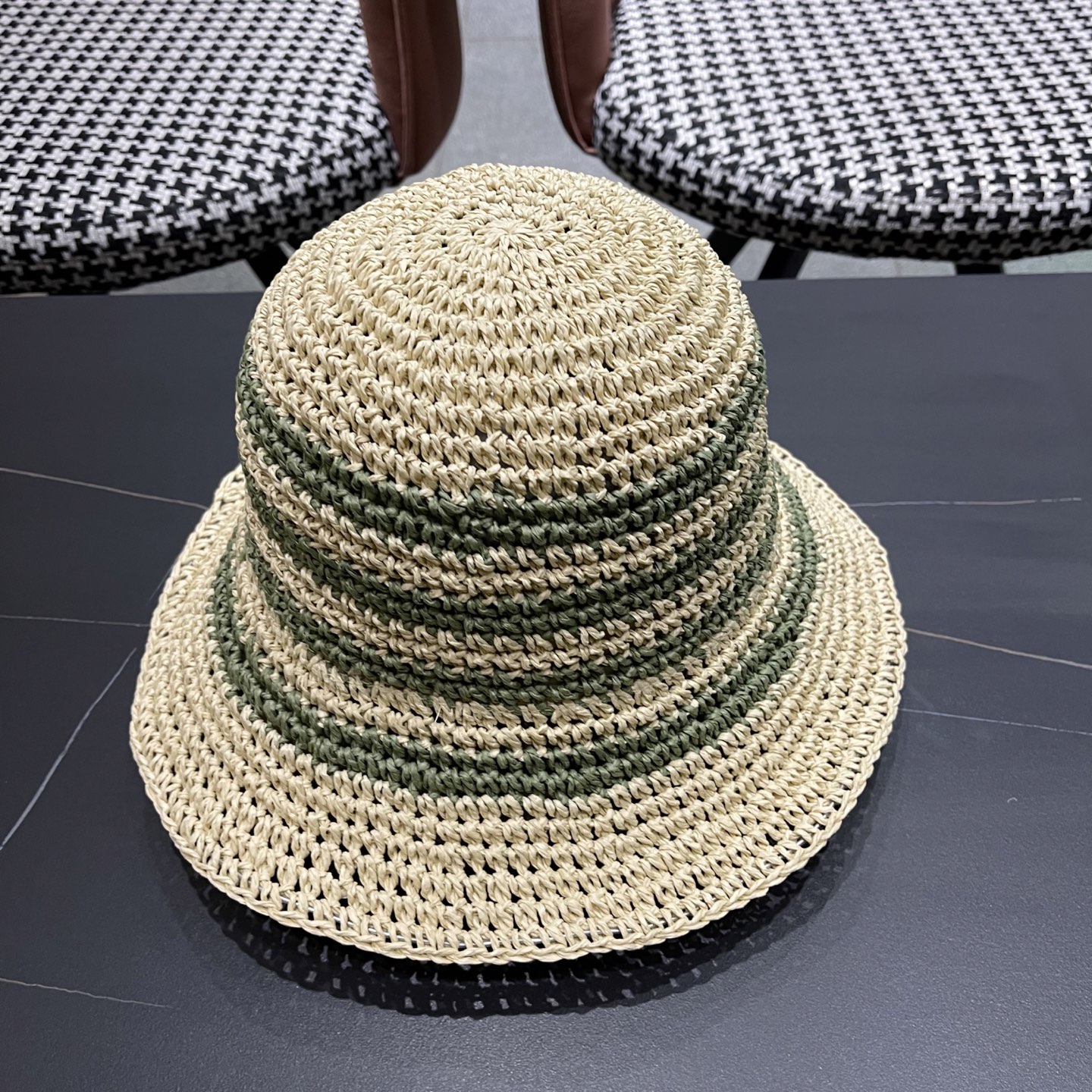  Lv路易威登夏季透气品脸小水桶帽手工彩线草编渔夫帽女大帽
檐防晒海边草帽子