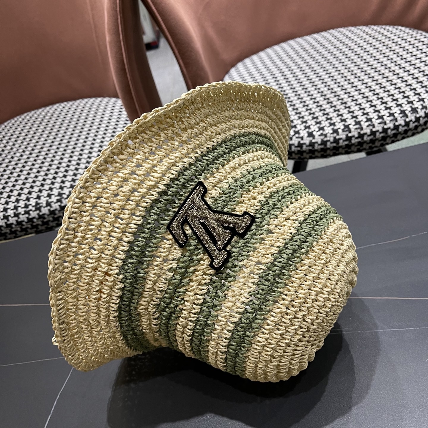  Lv路易威登夏季透气品脸小水桶帽手工彩线草编渔夫帽女大帽
檐防晒海边草帽子