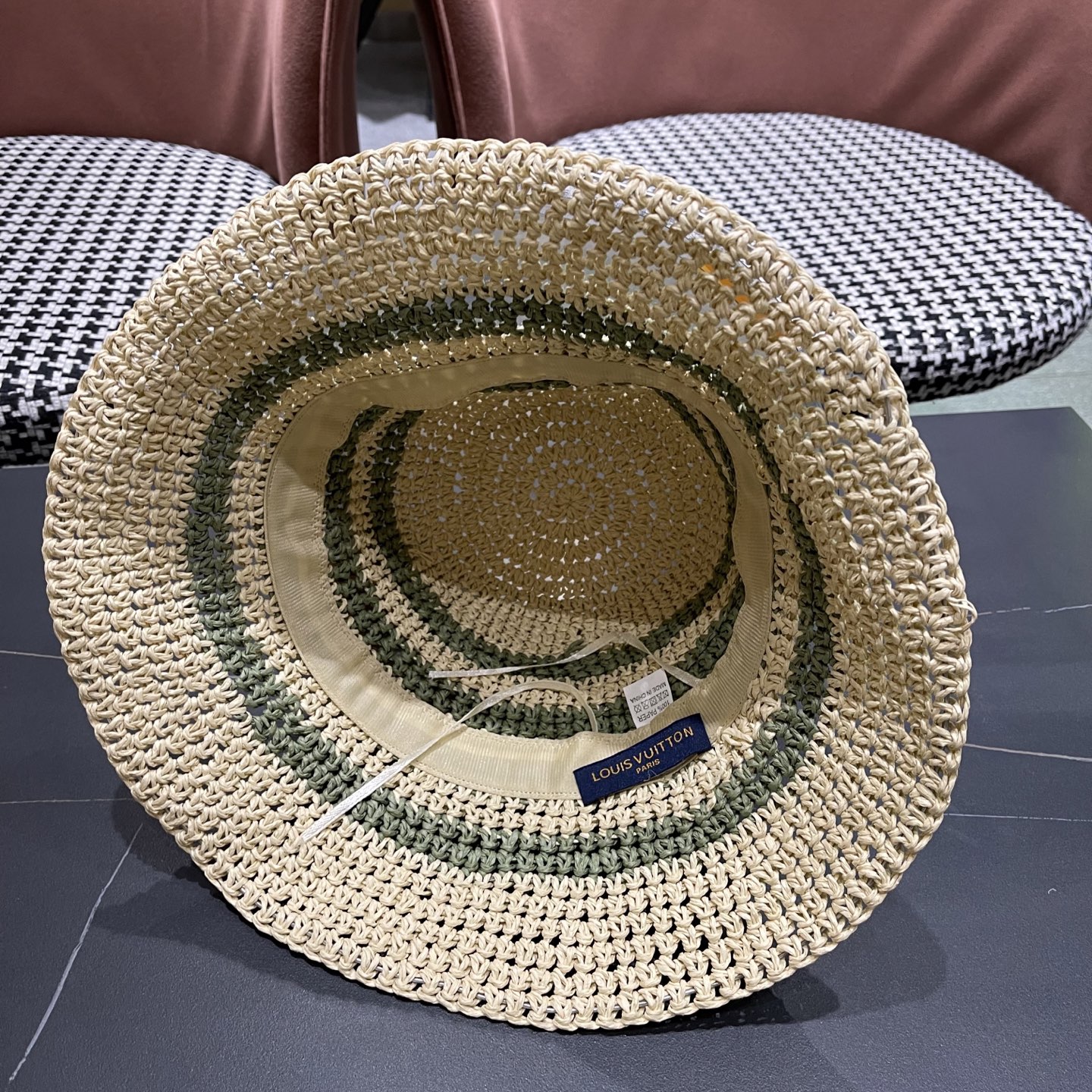  Lv路易威登夏季透气品脸小水桶帽手工彩线草编渔夫帽女大帽
檐防晒海边草帽子