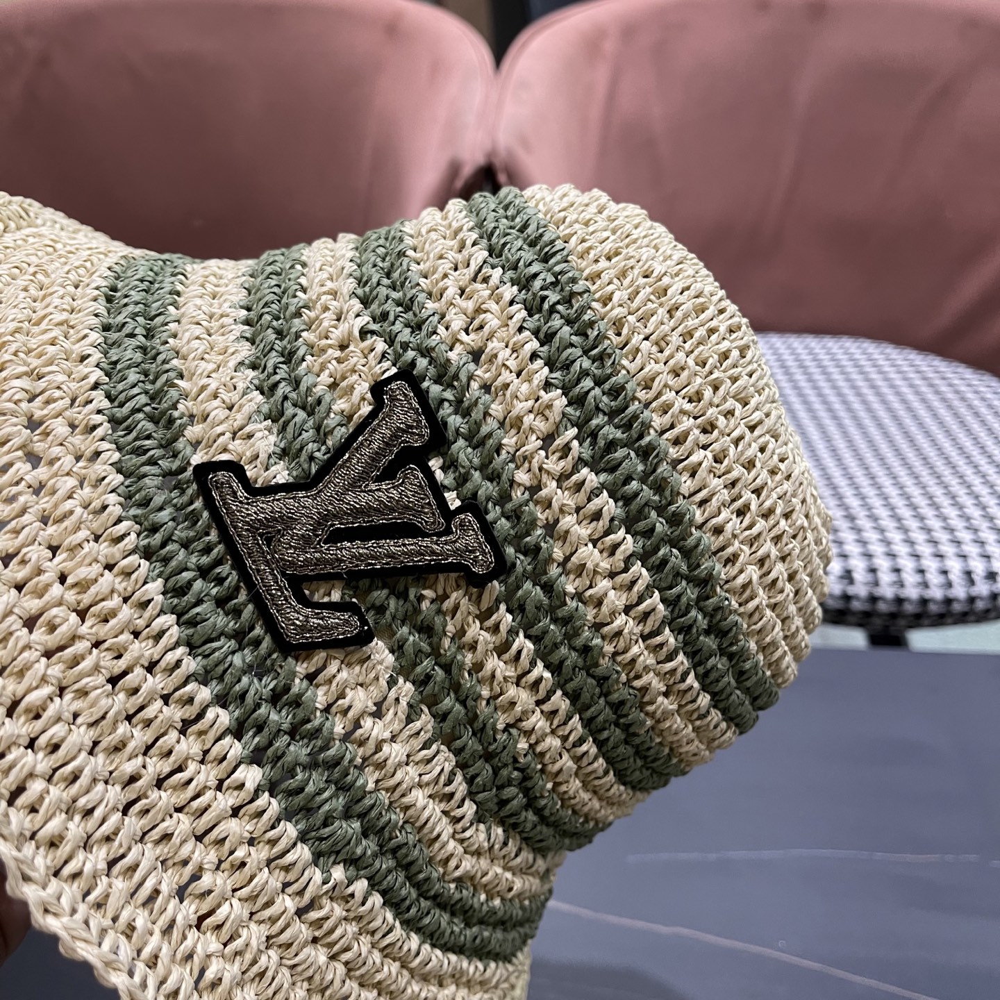  Lv路易威登夏季透气品脸小水桶帽手工彩线草编渔夫帽女大帽
檐防晒海边草帽子