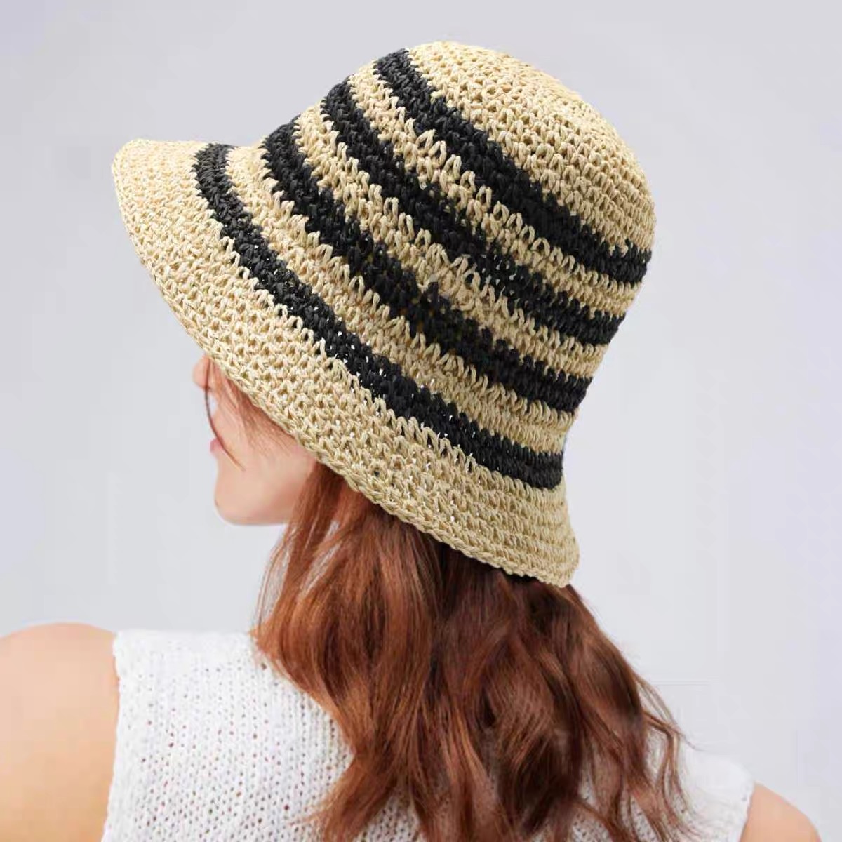  Lv路易威登夏季透气品脸小水桶帽手工彩线草编渔夫帽女大帽
檐防晒海边草帽子