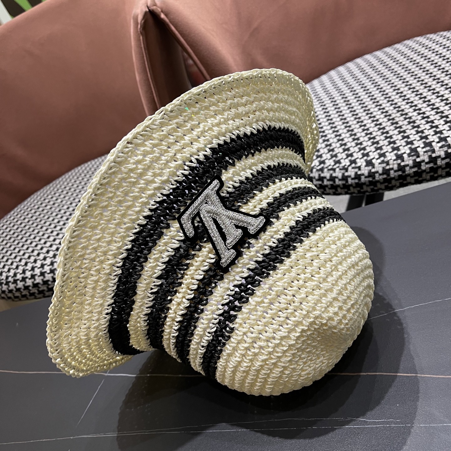  Lv路易威登夏季透气品脸小水桶帽手工彩线草编渔夫帽女大帽
檐防晒海边草帽子