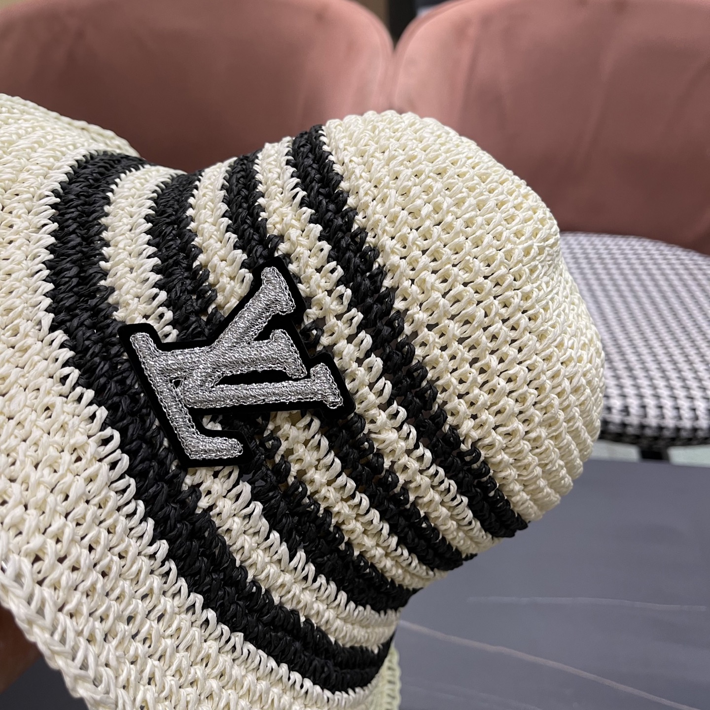  Lv路易威登夏季透气品脸小水桶帽手工彩线草编渔夫帽女大帽
檐防晒海边草帽子