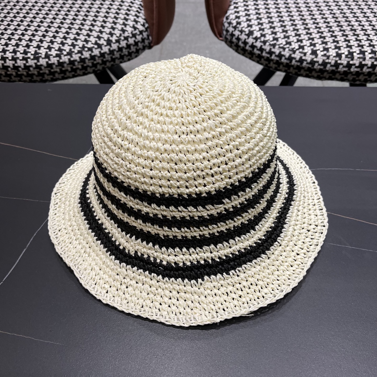  Lv路易威登夏季透气品脸小水桶帽手工彩线草编渔夫帽女大帽
檐防晒海边草帽子