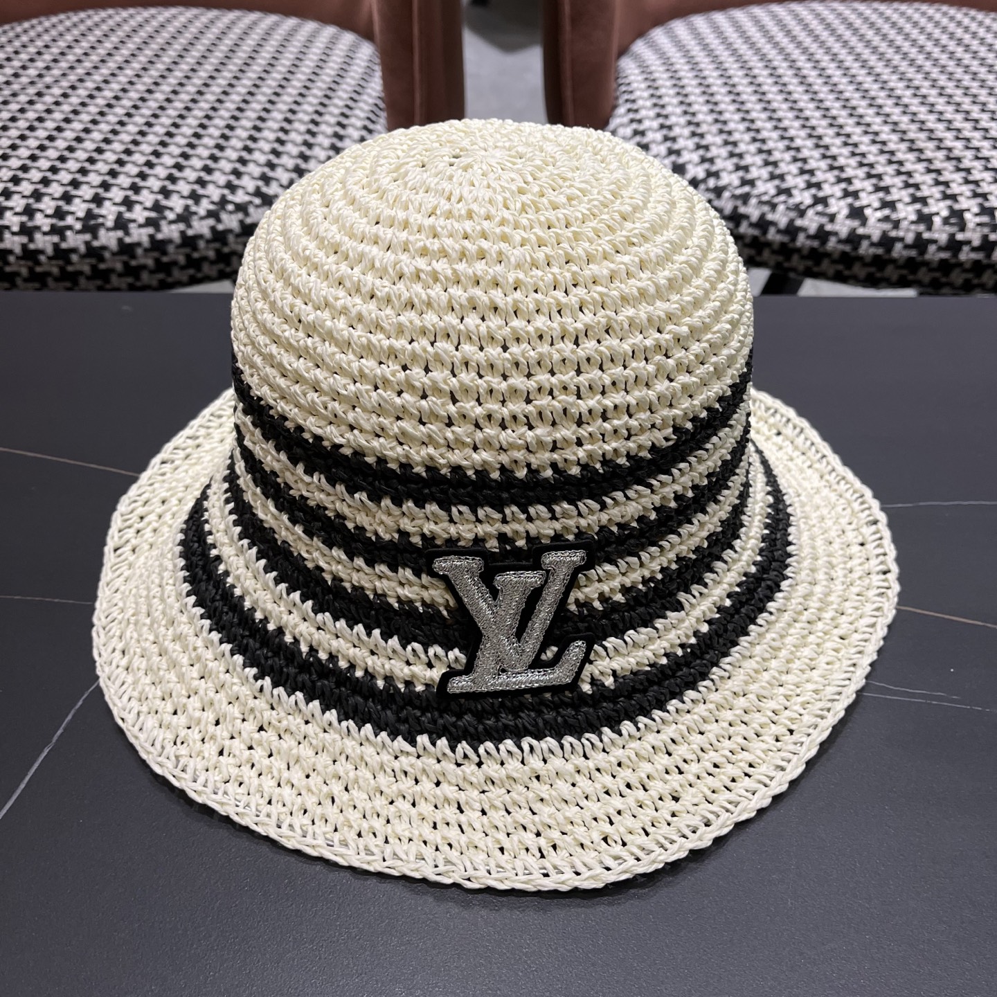  Lv路易威登夏季透气品脸小水桶帽手工彩线草编渔夫帽女大帽
檐防晒海边草帽子